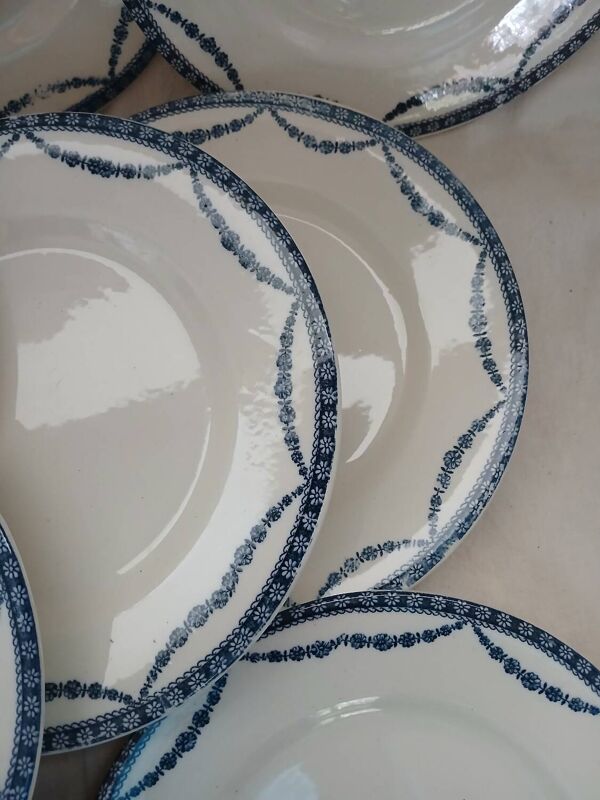 12 assiettes plates anciennes en Terre de fer