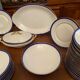 Service de table en porcelaine de Limoges à bandeau bleu sur fond blanc et or