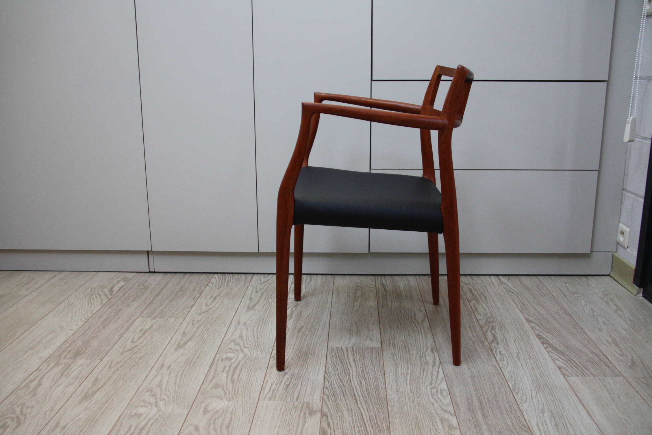 Vintage armchair in teak and black leather - Model 64 - Möller - Denmark '60's