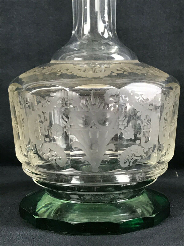 Carafe et lot de 5 verres en cristal gravé