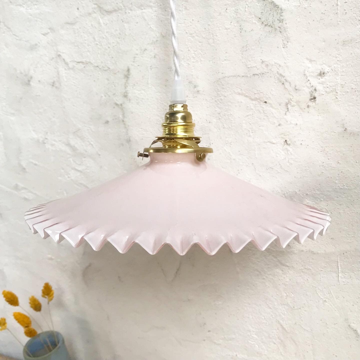 Pink opaline suspension