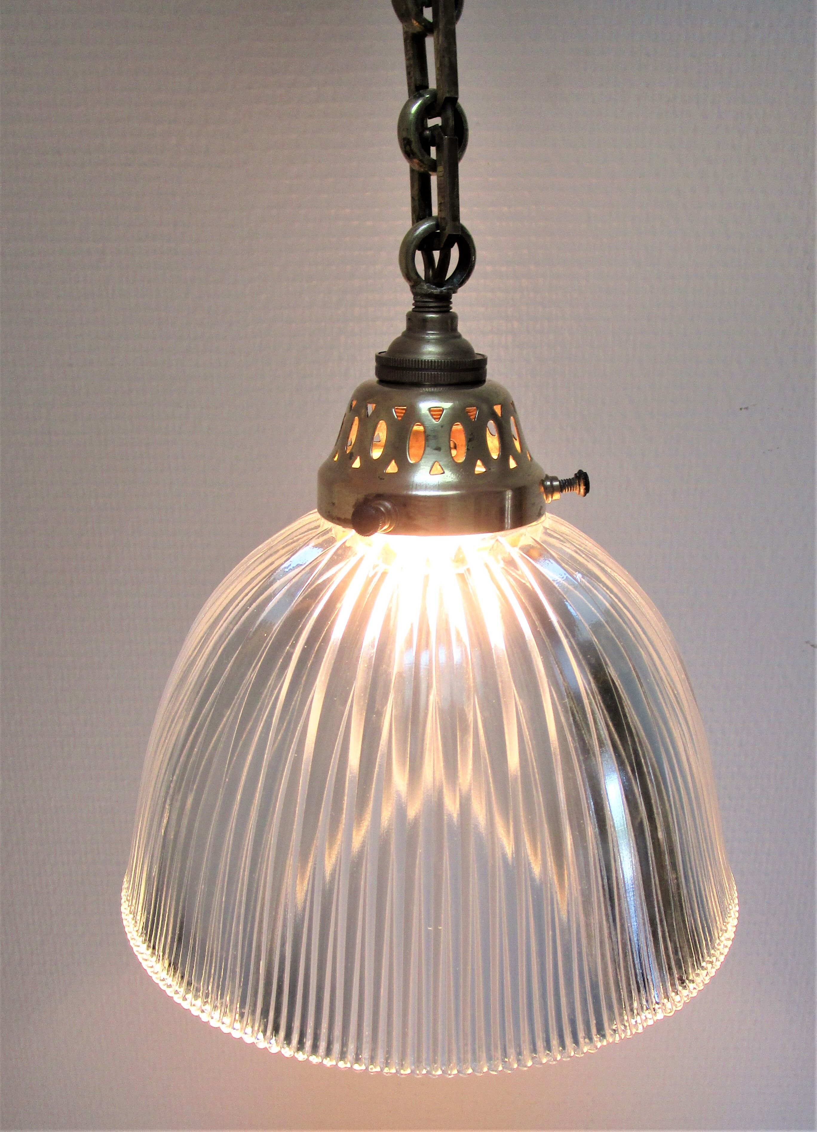 Suspension verre Holophane et laiton doré patiné vintage