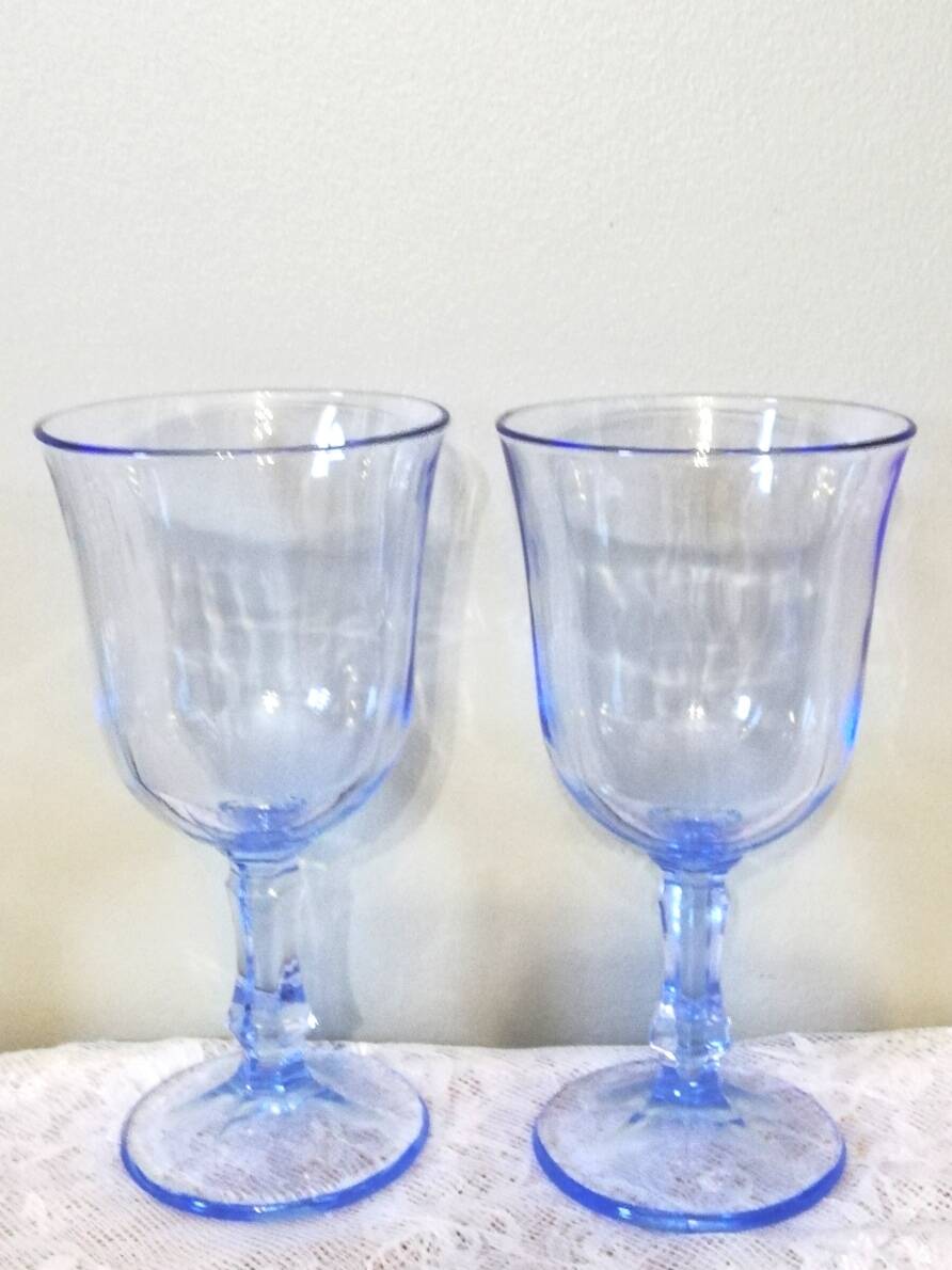4 stemmed glasses