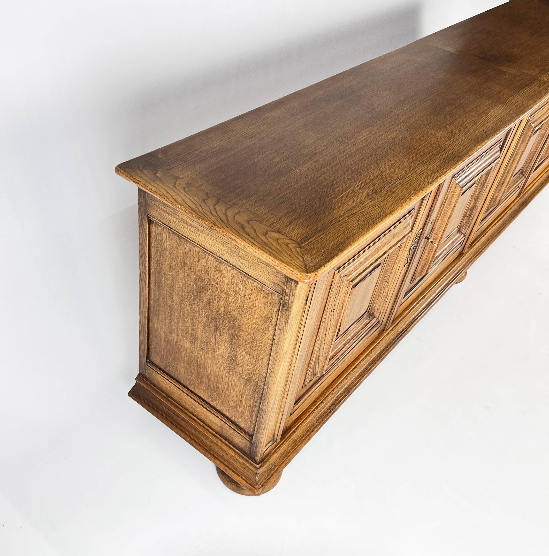 Buffet XXL Château en Chêne, 1960s