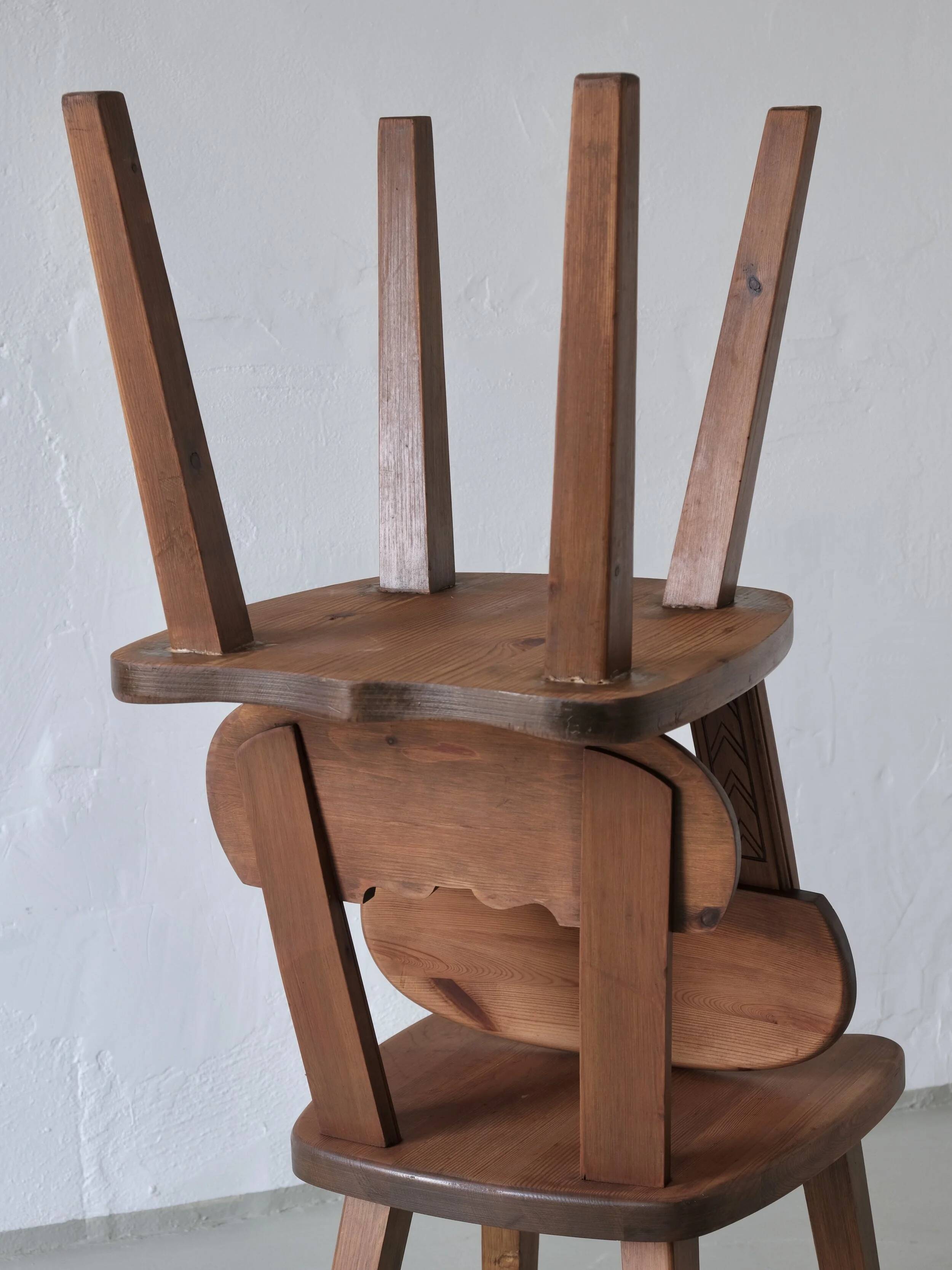 2 chaises rustiques en pin teinté sculpté | Suède | Années 1940