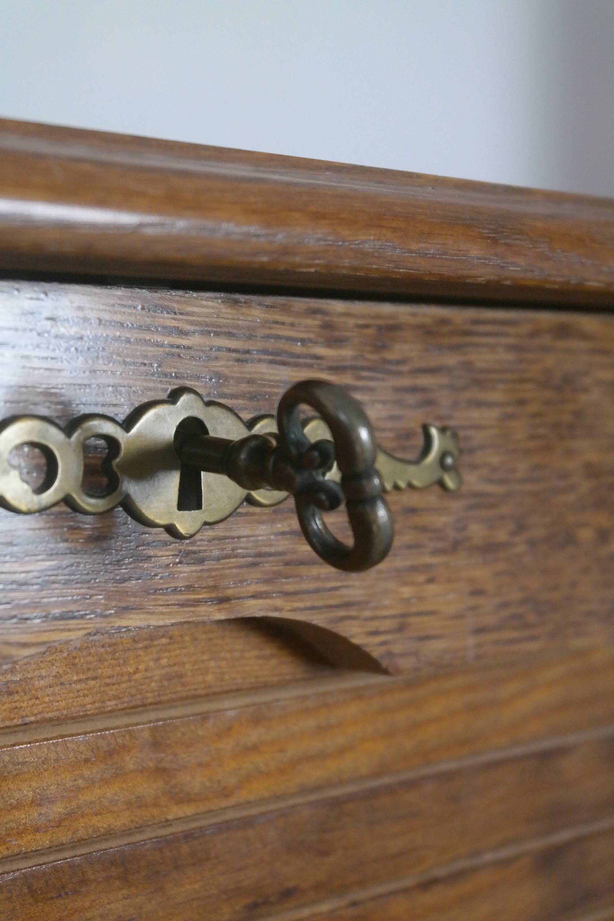 Curtain filing cabinet