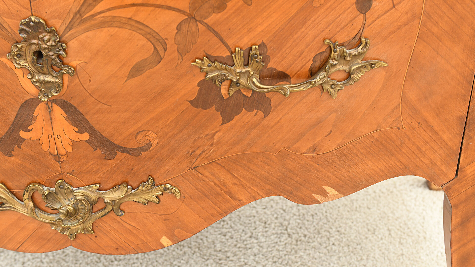 Curved chest of drawers in Louis XV style