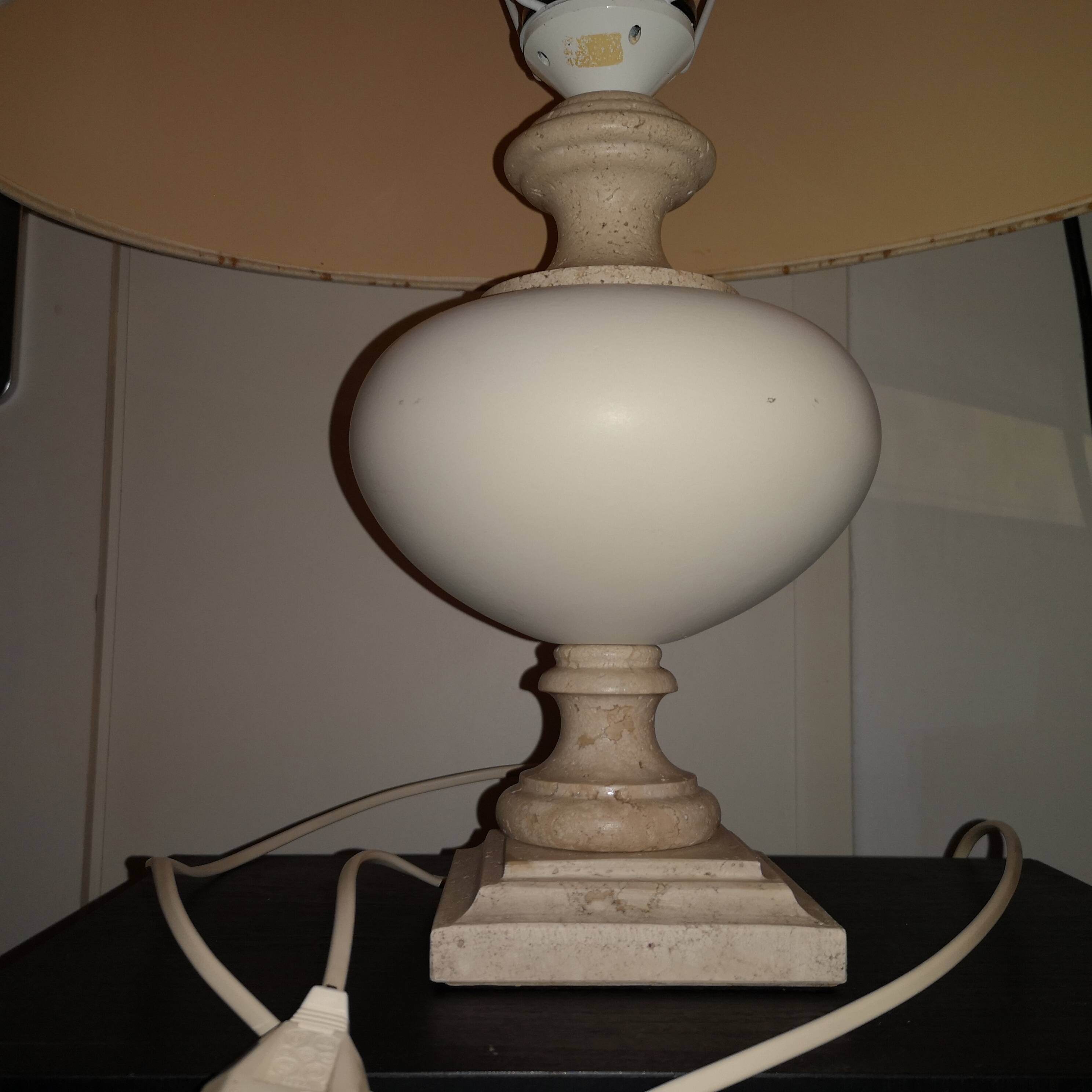 lampe moderniste circa 1970 en travertin et tôle laquée