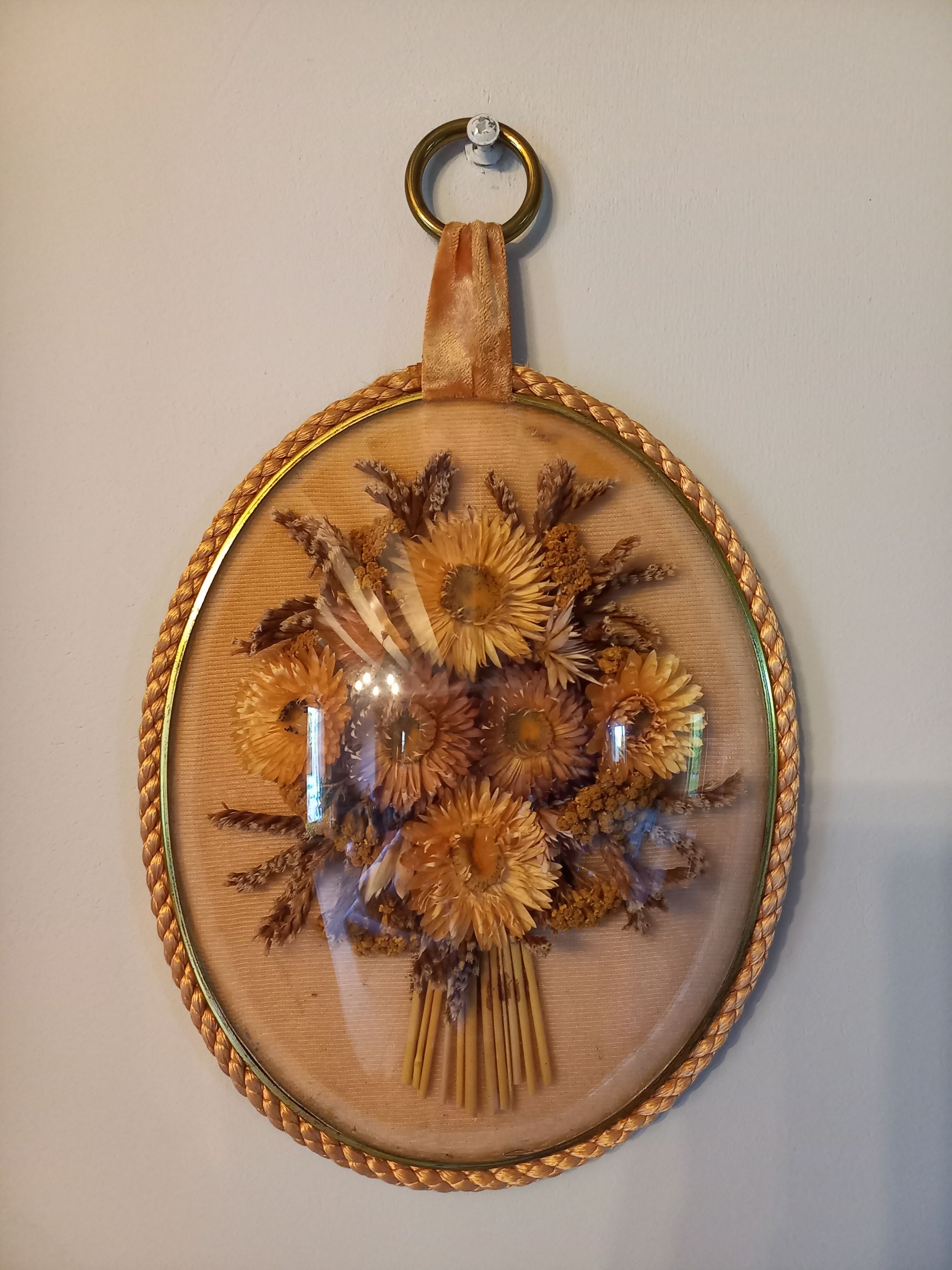 Vintage oval dried flowers frame