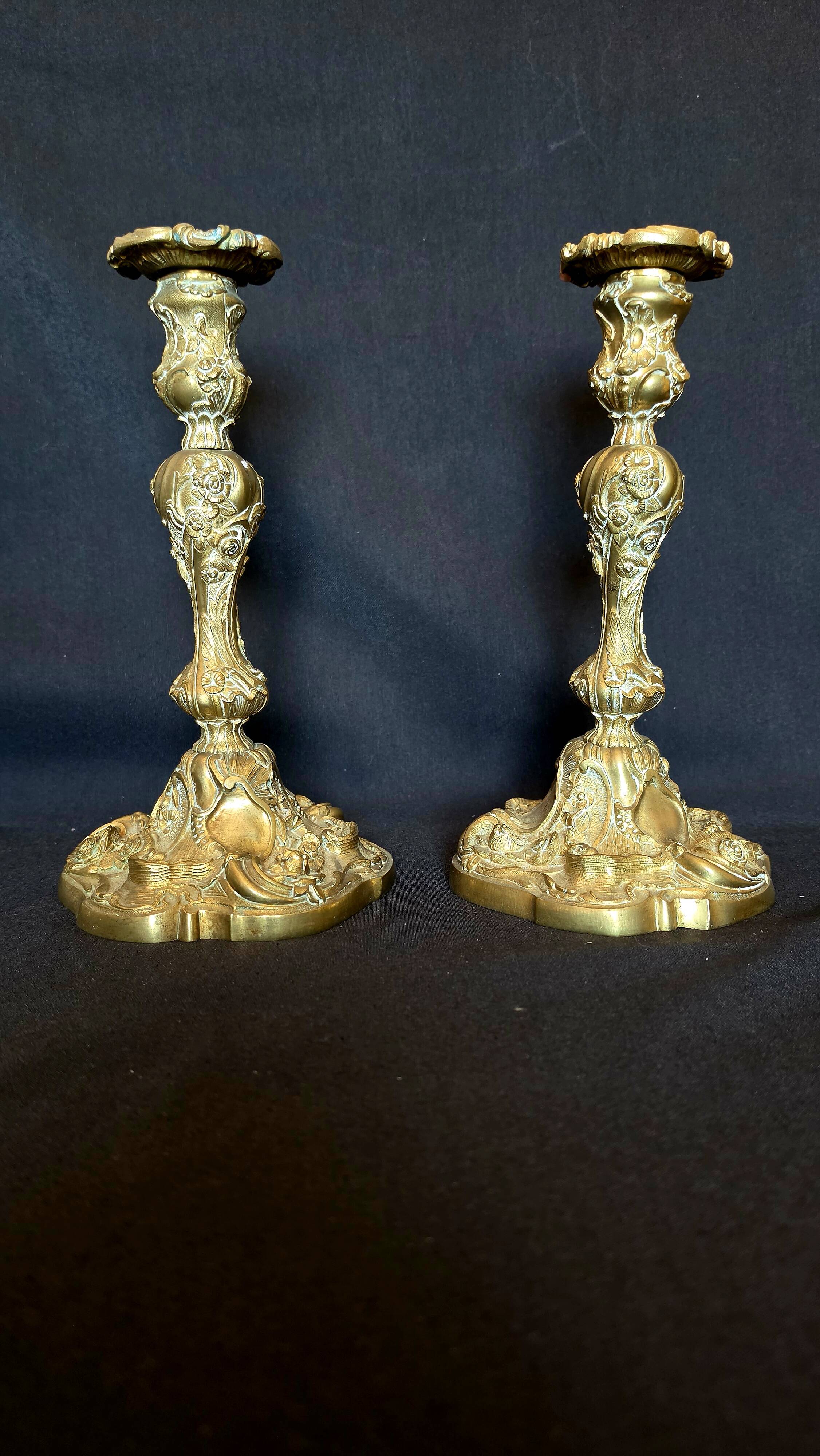 Elegant pair of gilded bronze candlesticks in Louis XV style, 19th century.