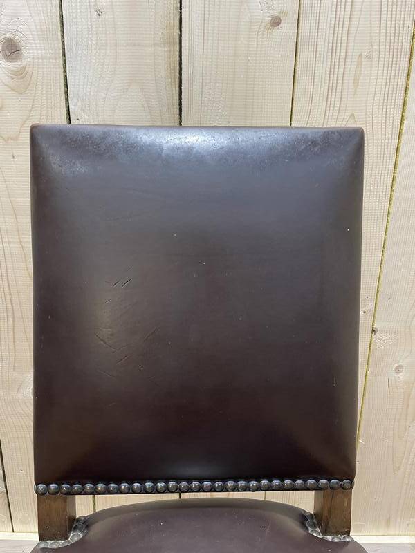 Suite de 4 chaises de style Louis XIII en cuir