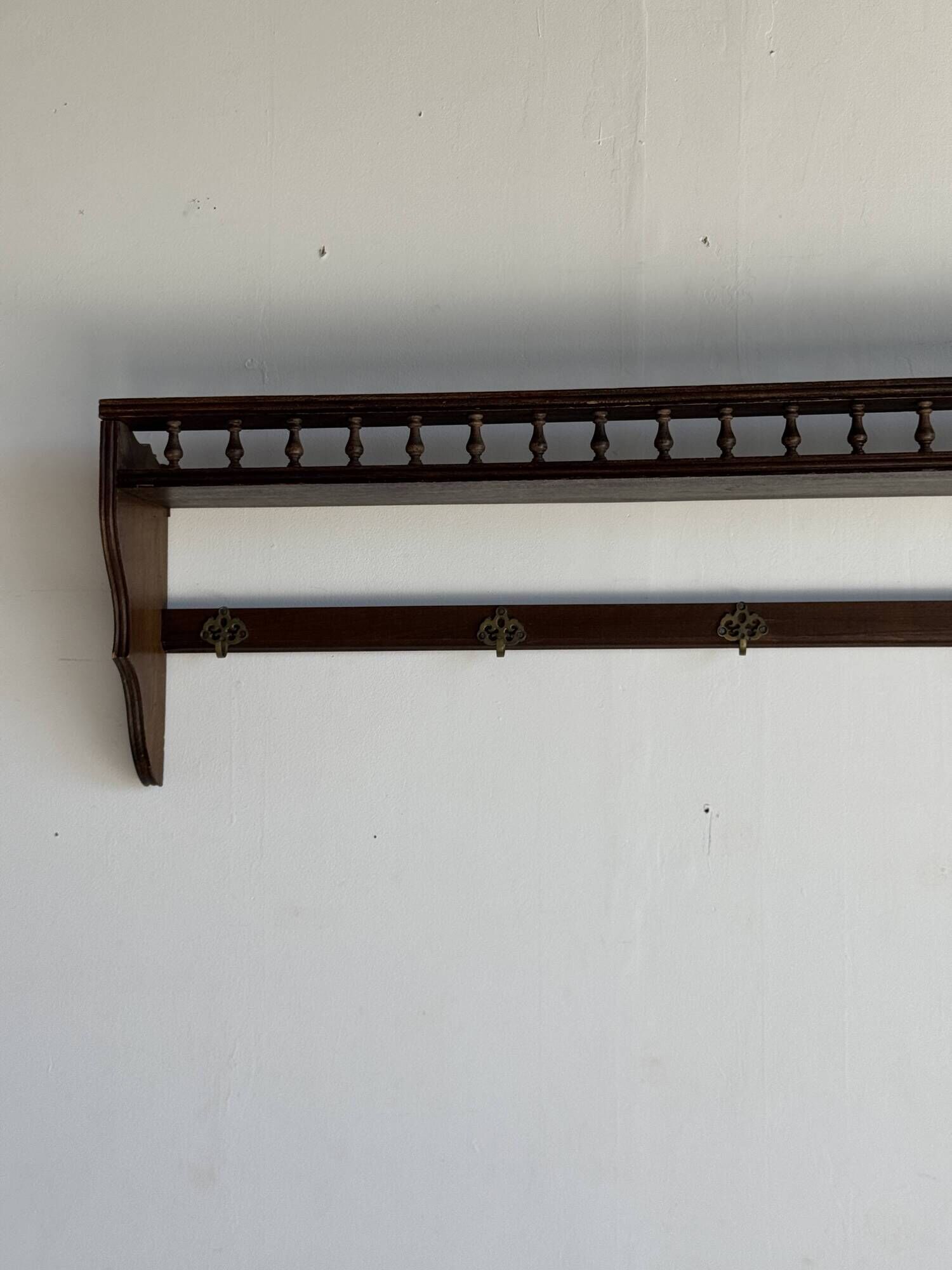 Antique wooden wall shelf with a turned gallery and 5 hooks L120 H40 D18