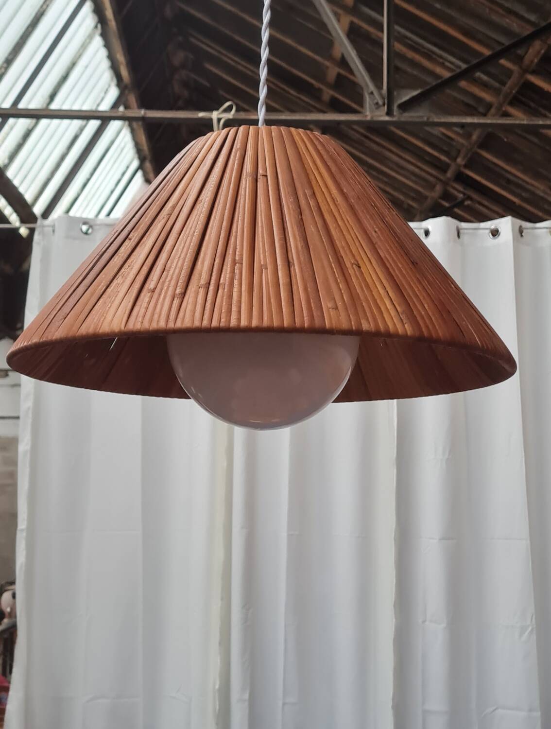 Scandinavian pendant light in rattan and opaline glass