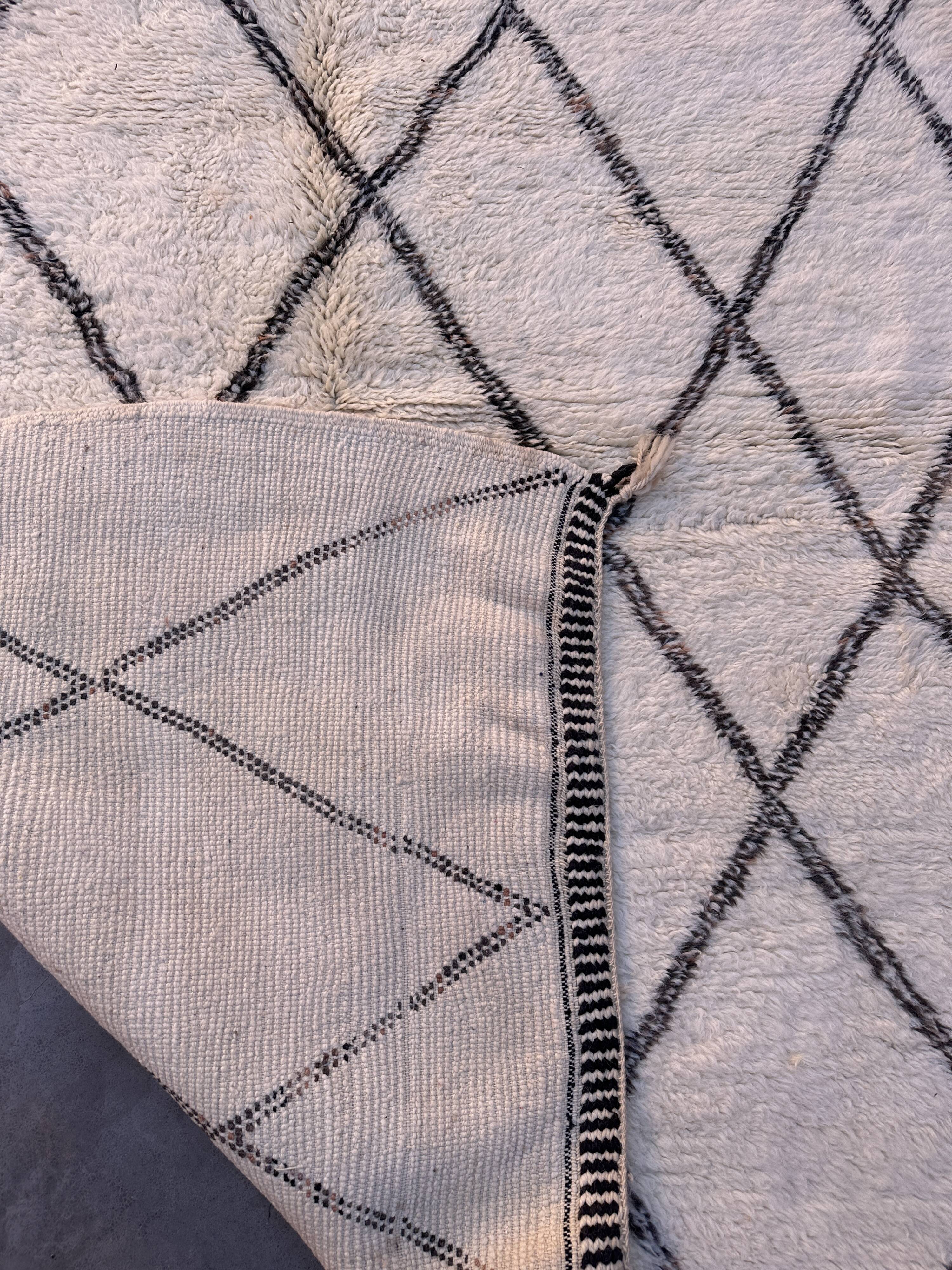 White Beni M'Rirt Moroccan Rug - 168 x 223 cm