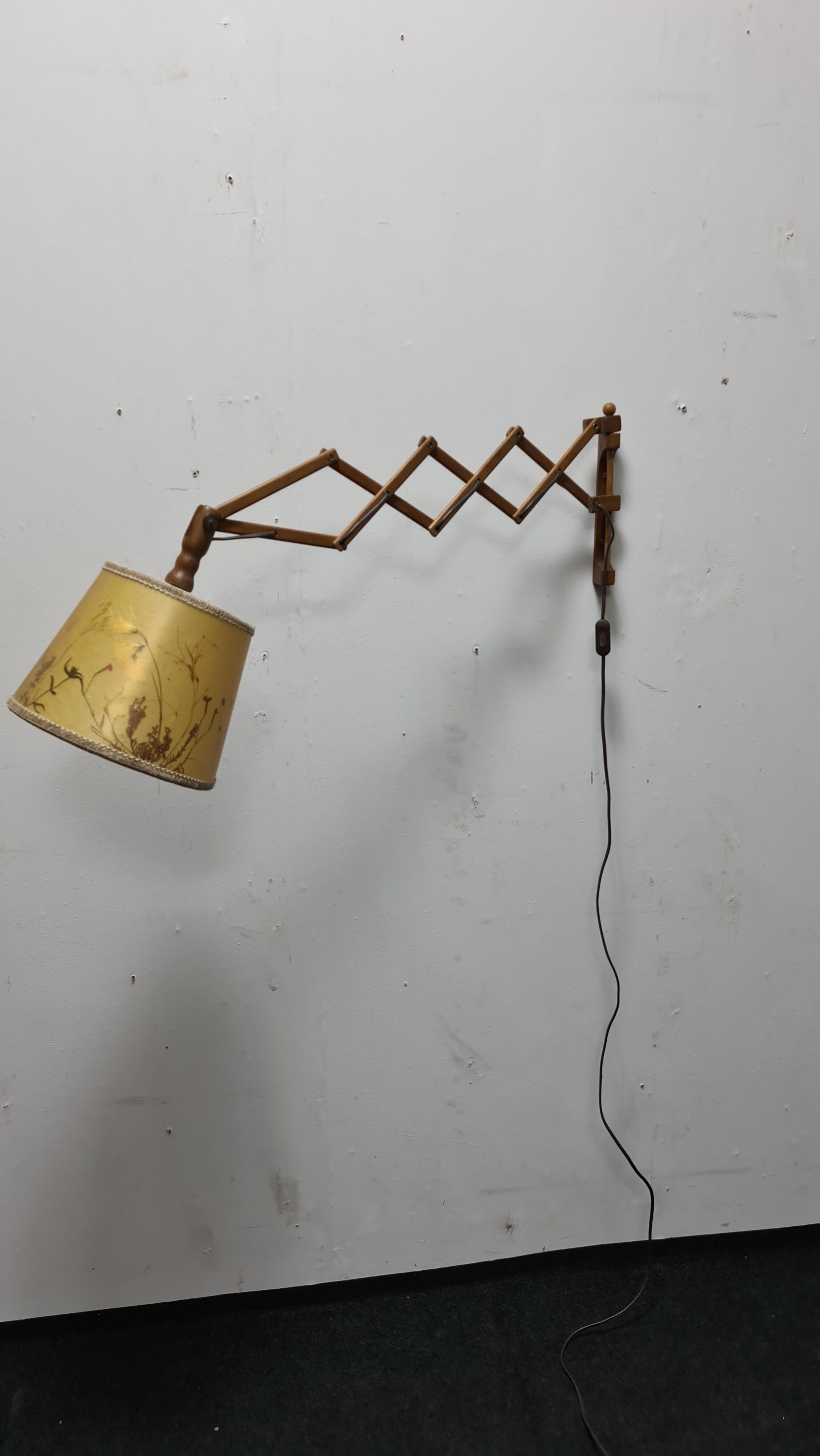 Vintage scissor lamp