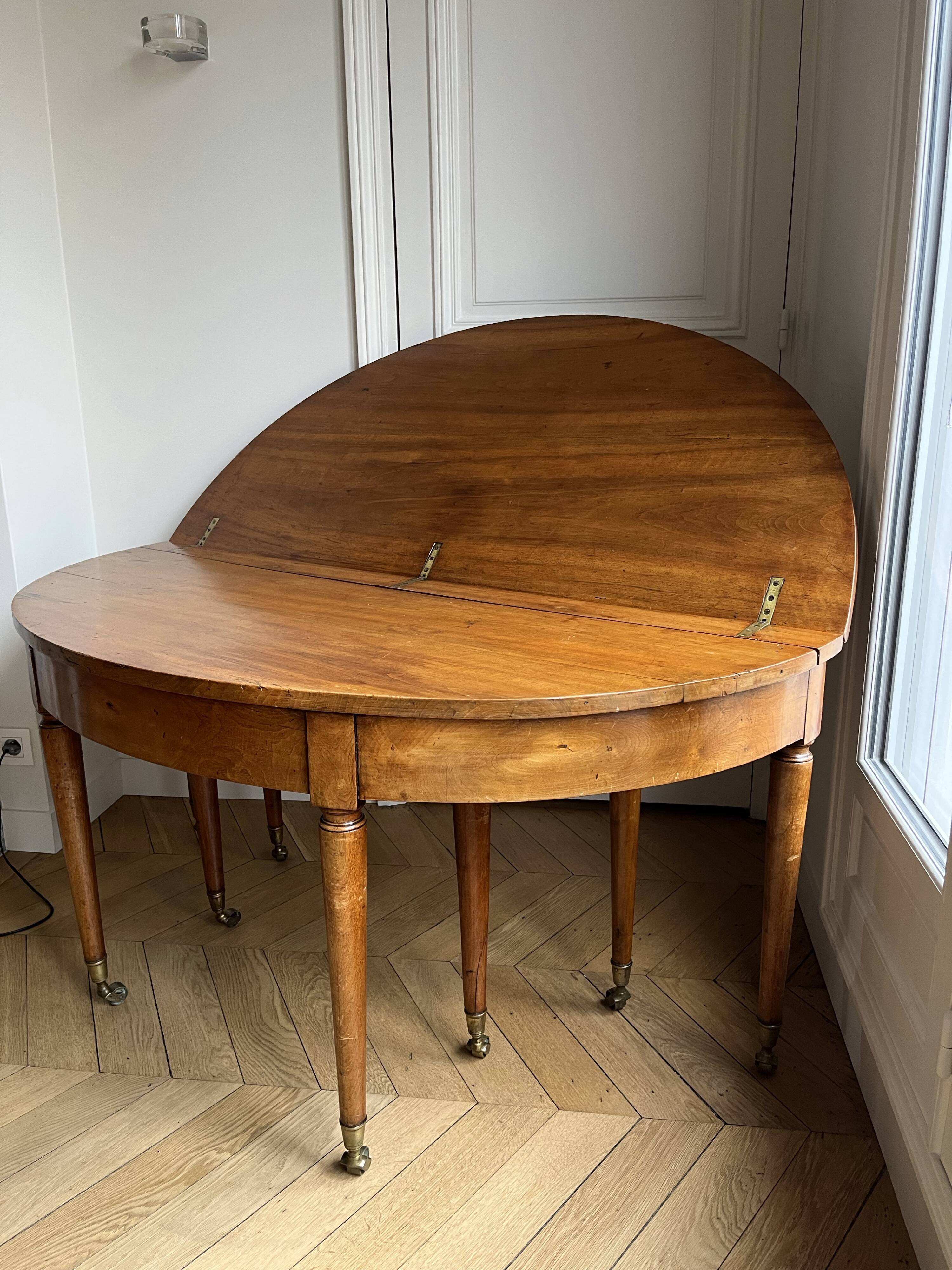 Large oval table from the early 19th century in walnut, 3.17m with extensions.