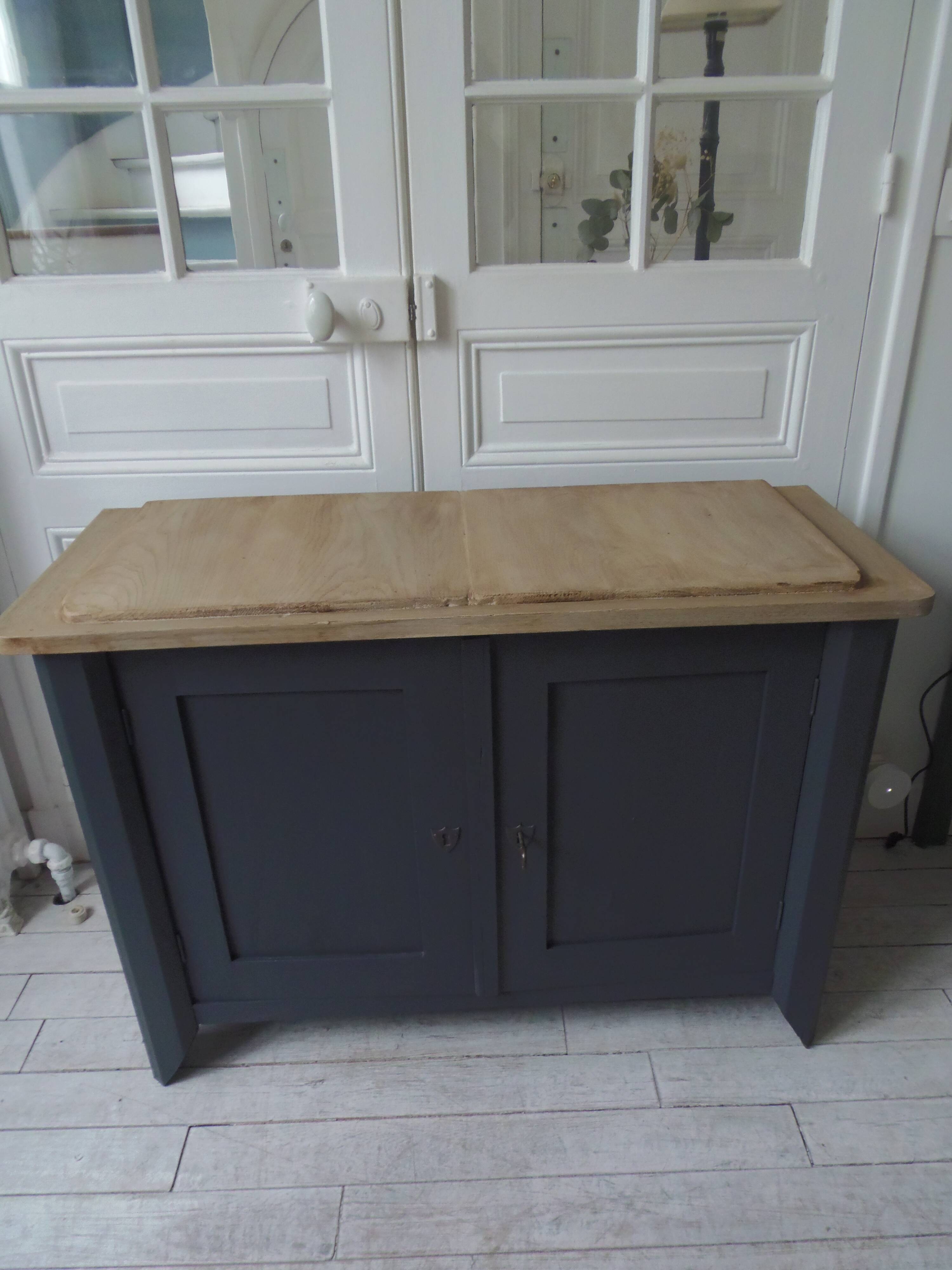 Small low Parisian sideboard re-enchanted in slate gray, medium oak waxed top.