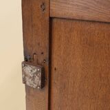 Armoire belge à une porte sculptée à la main du XVIe siècle en chêne massif