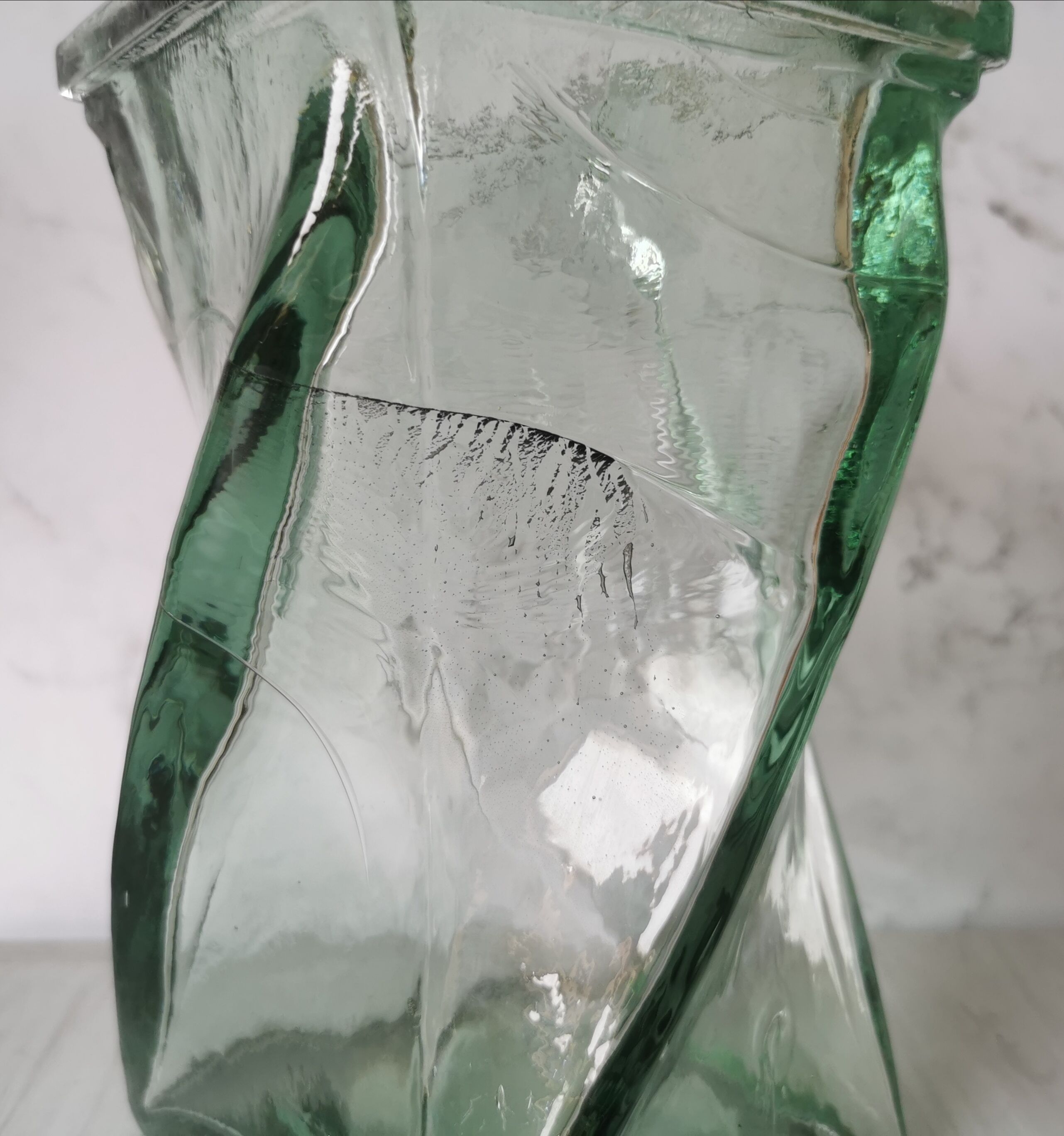 Vase design verre torsadé