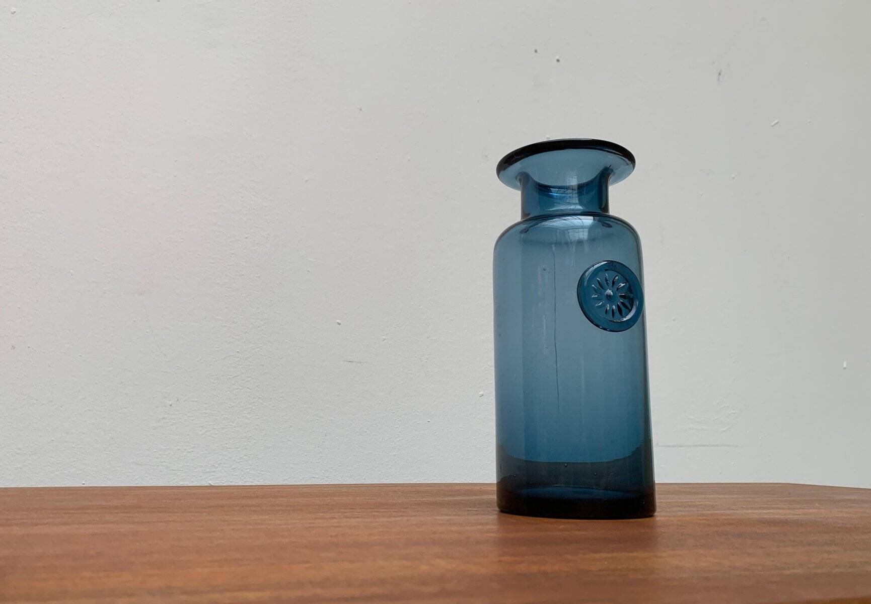 Vase en verre bleu vintage avec ornement de sceau