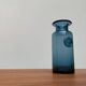 Vase en verre bleu vintage avec ornement de sceau