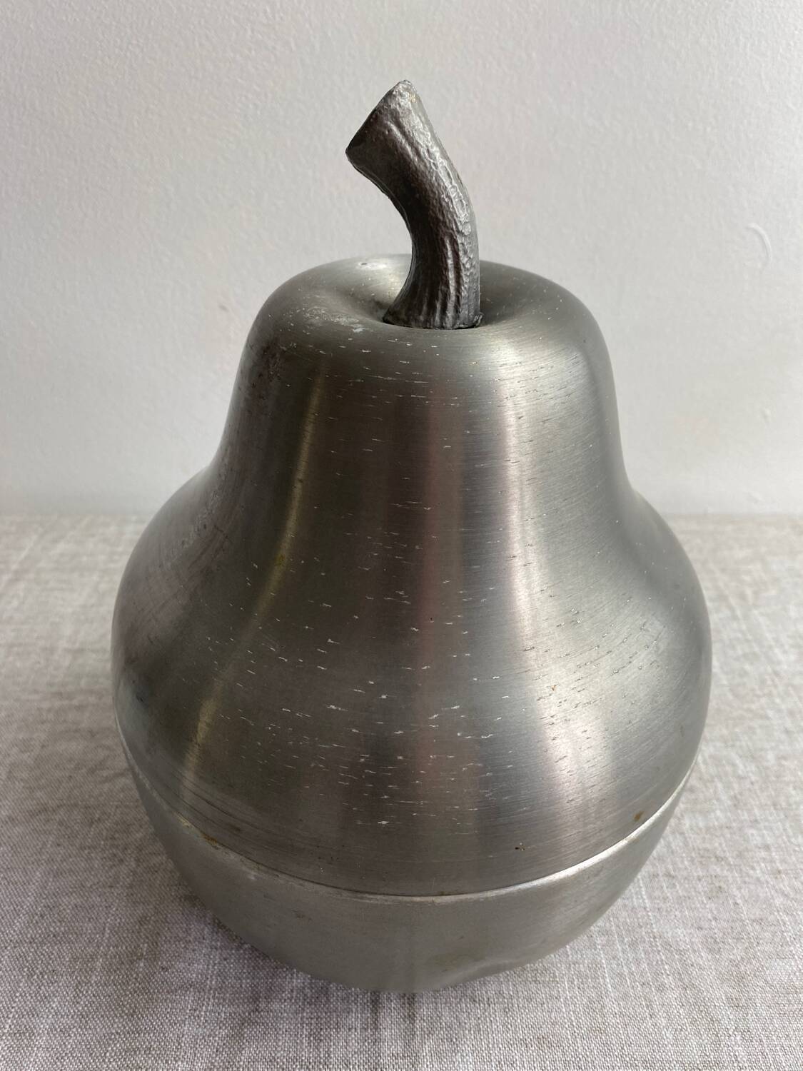 Pear-shaped ice bucket Large format brushed aluminum