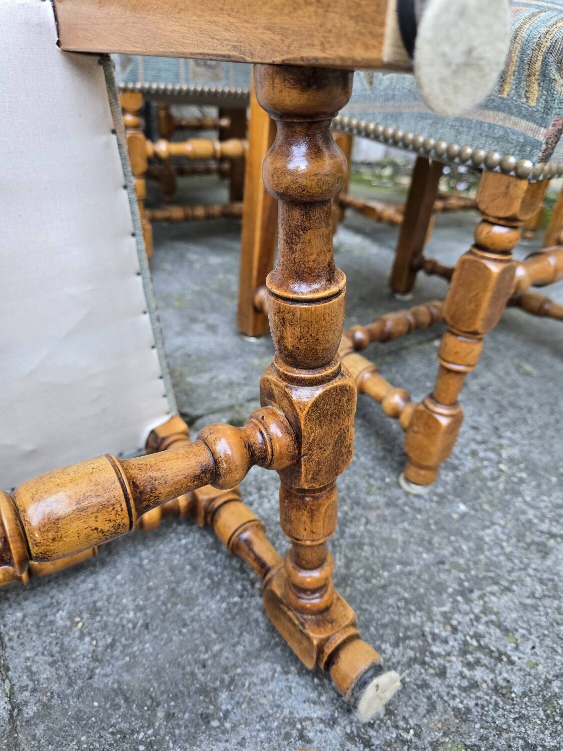 8 chaises en bois massif style Louis XIII