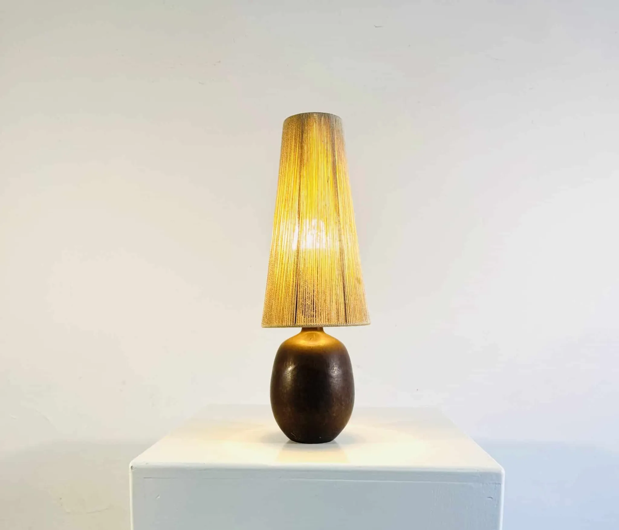 Lampe de table en céramique et sisal par Agne Aronsson, Suède, années 1960.