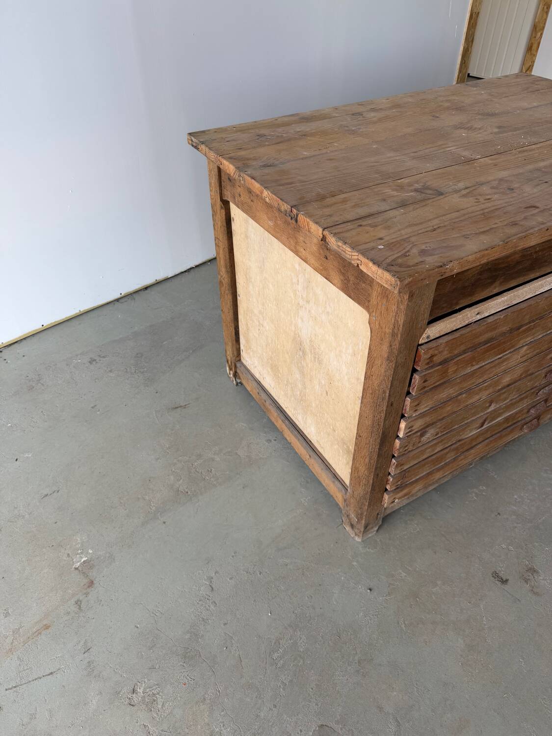 Low workshop cabinet with 8 drawers in solid wood, printing style.