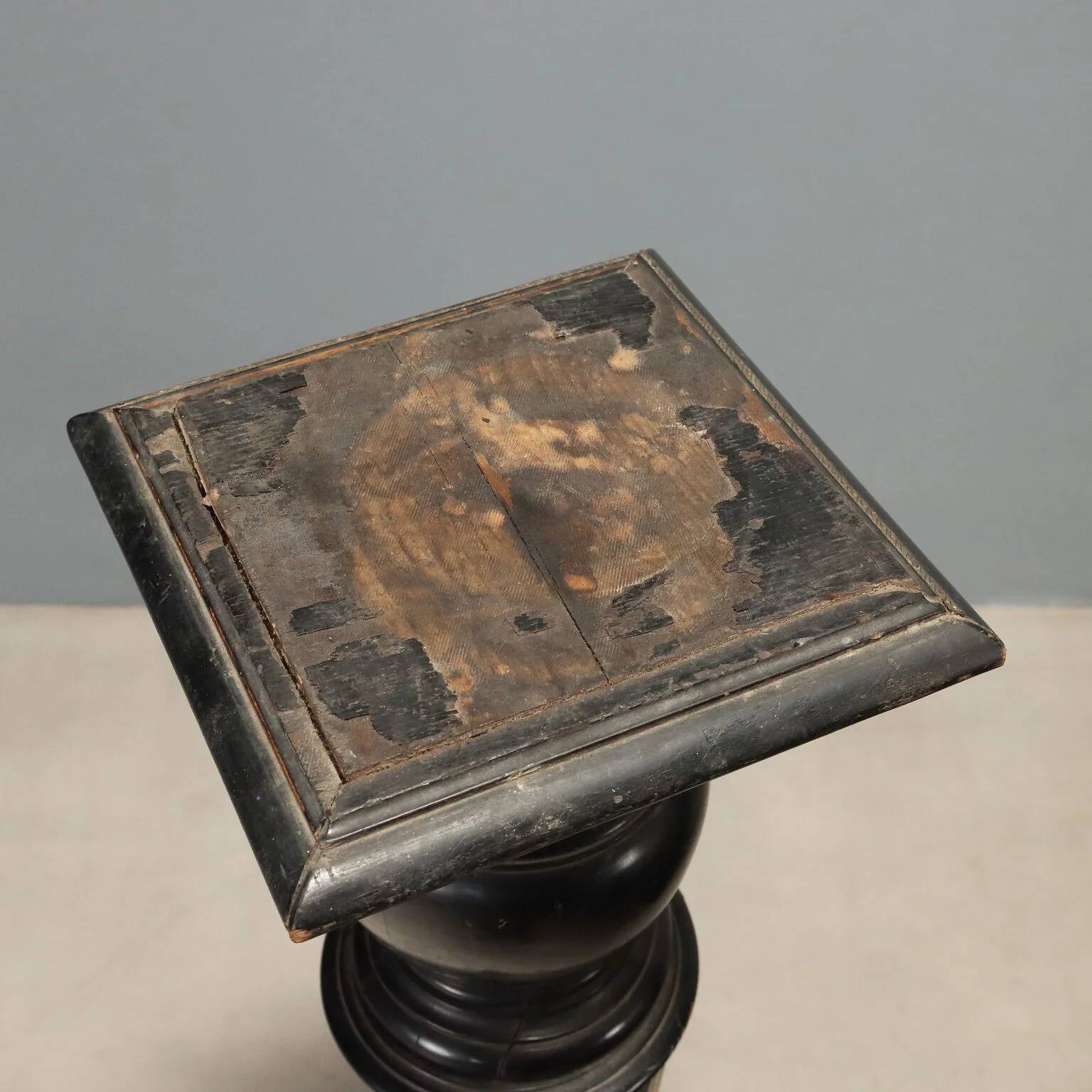 Antique ebonised wood and mother-of-pearl columns, 19th century