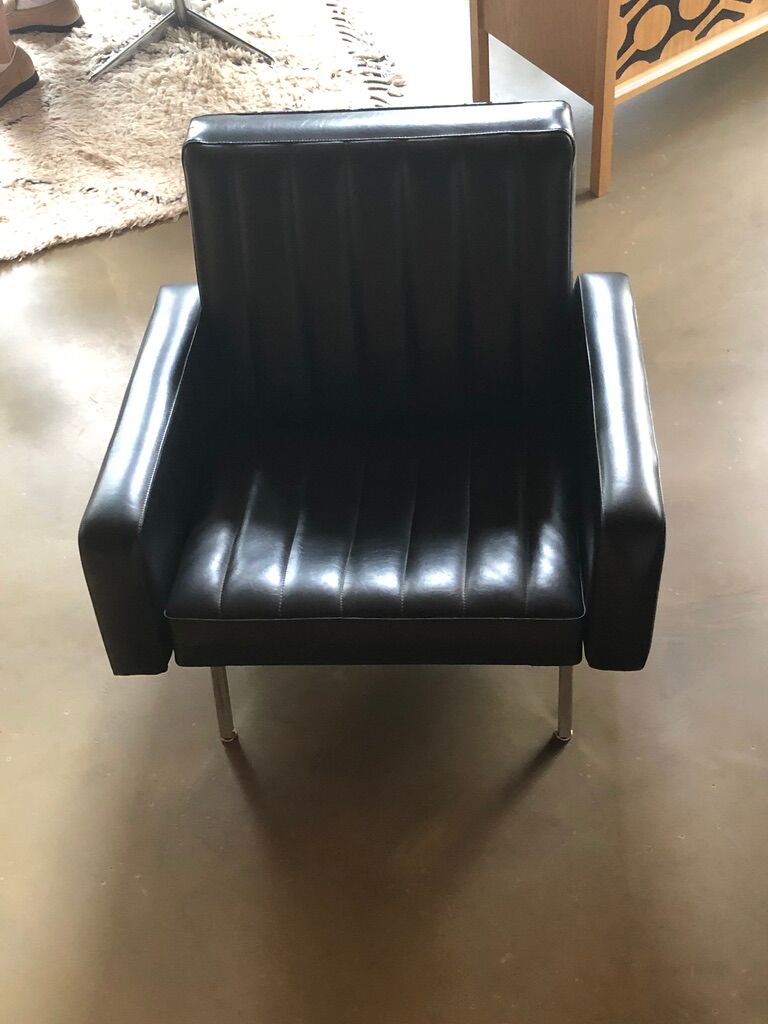 Vintage armchair in black skaï