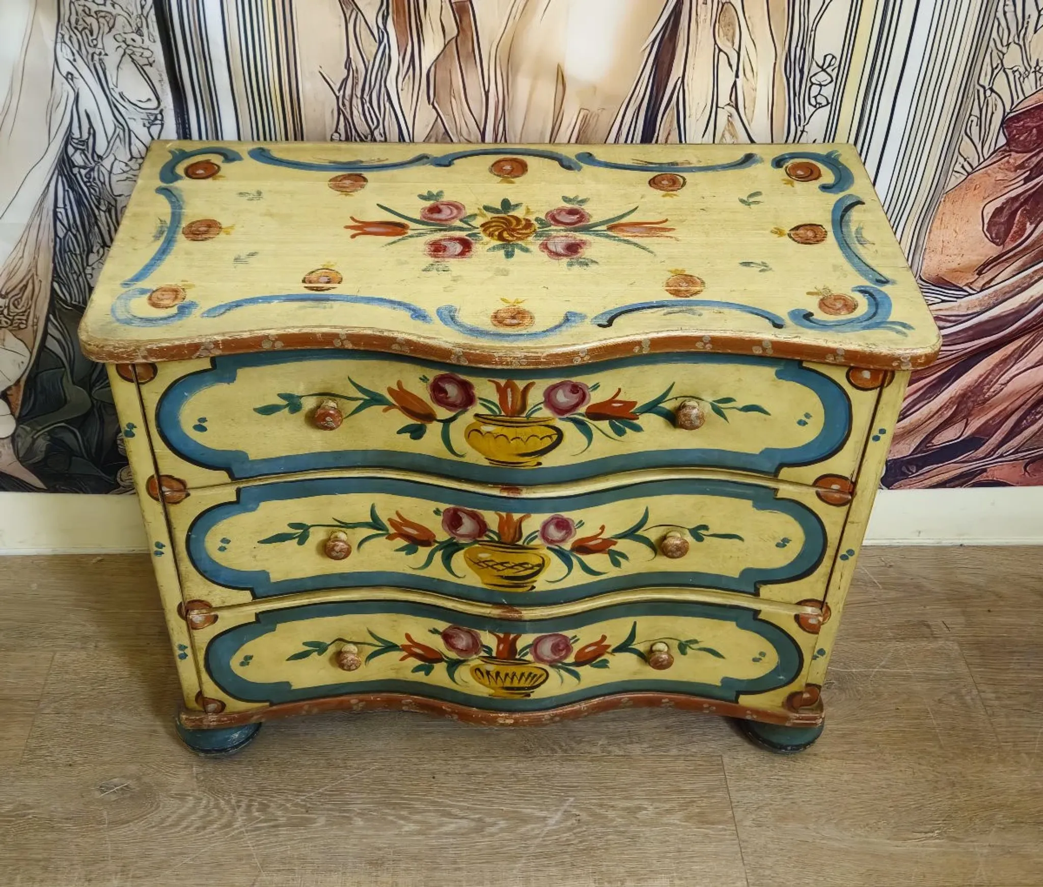Painted commode, curved in Venetian Louis XV style – 20th century.