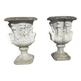 Vases médicis avec des personnages en pierre reconstituée