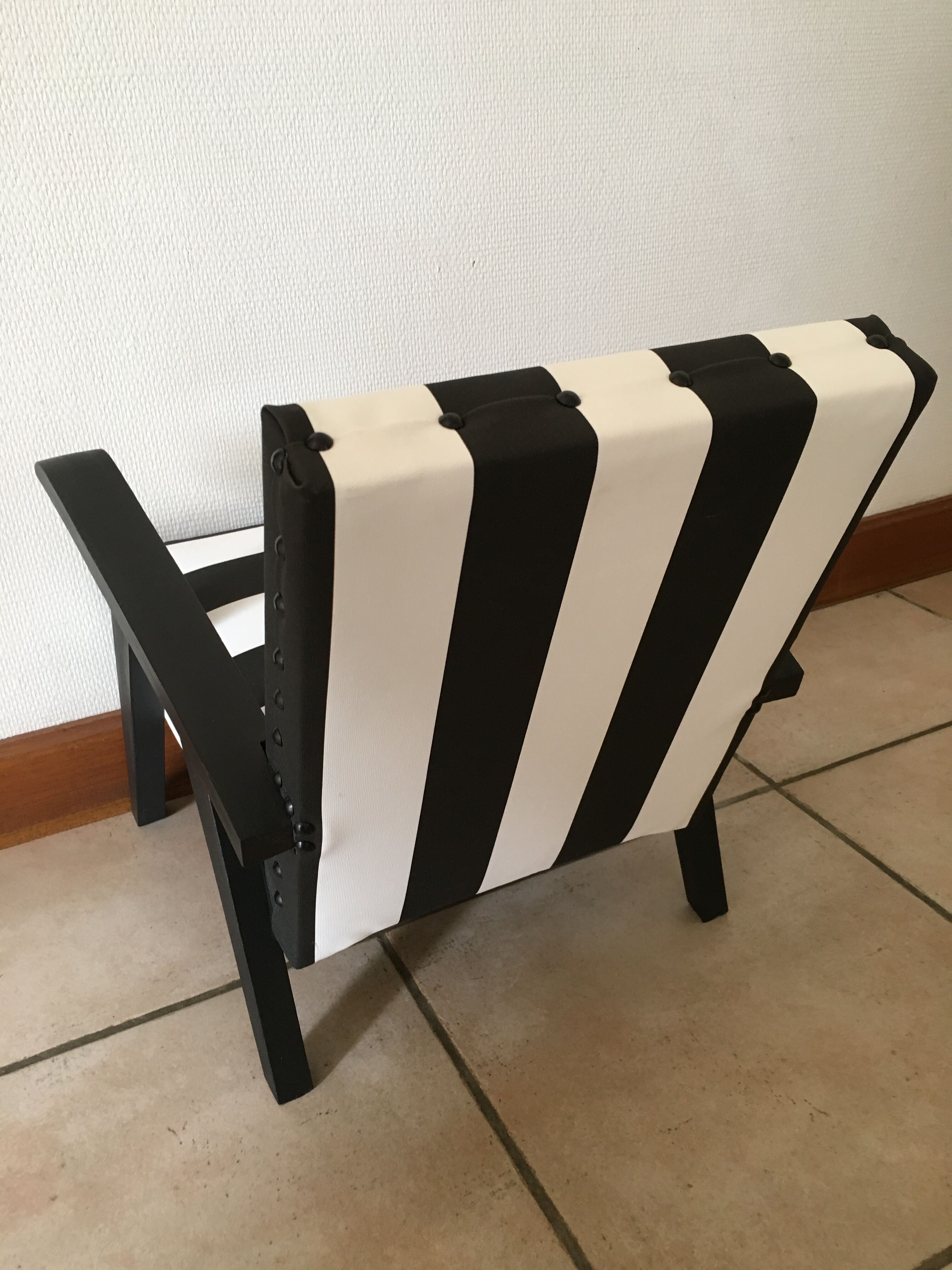 Fauteuil enfant avec son repose pied