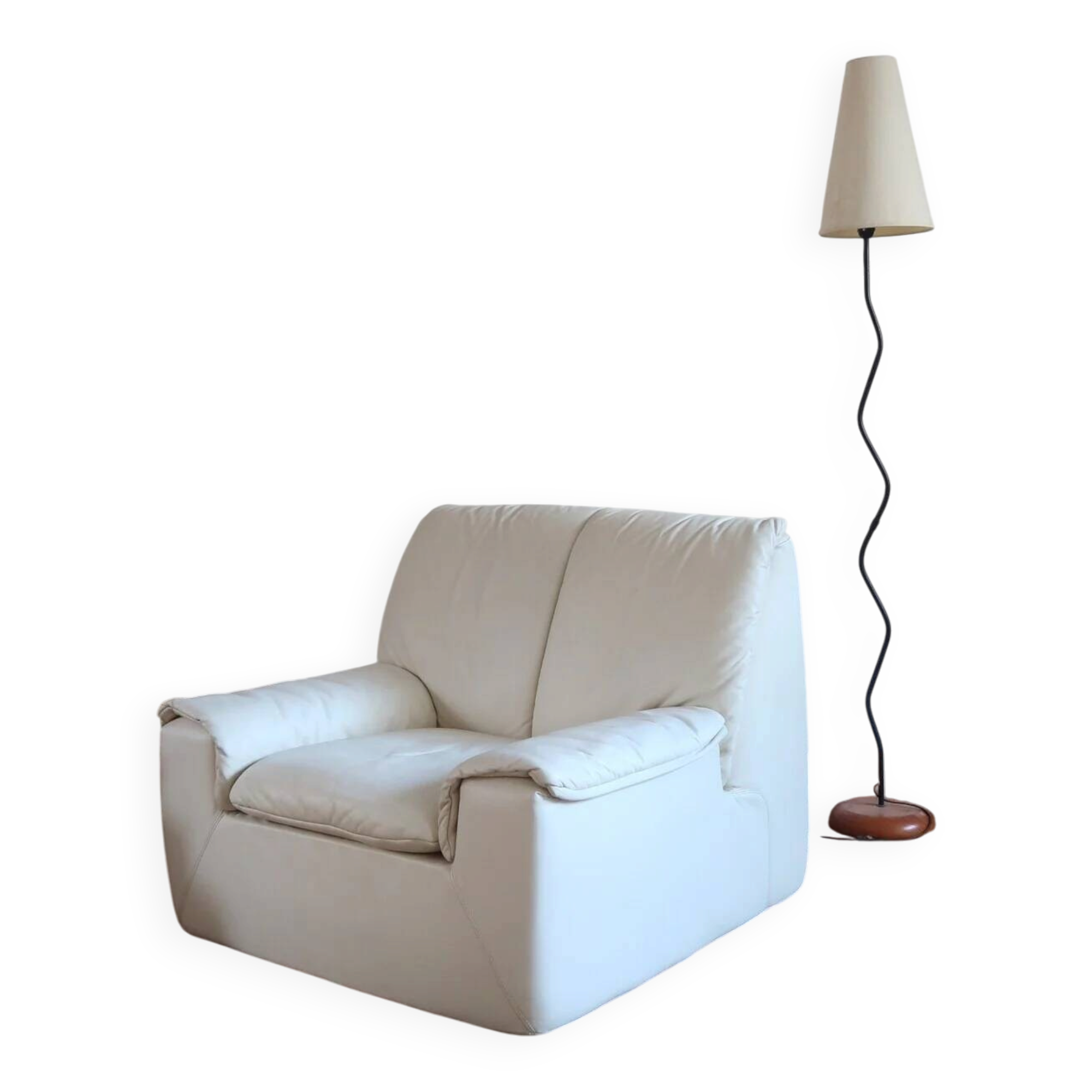Cinna armchair in cream leather, bolstered armrests, 1970s.