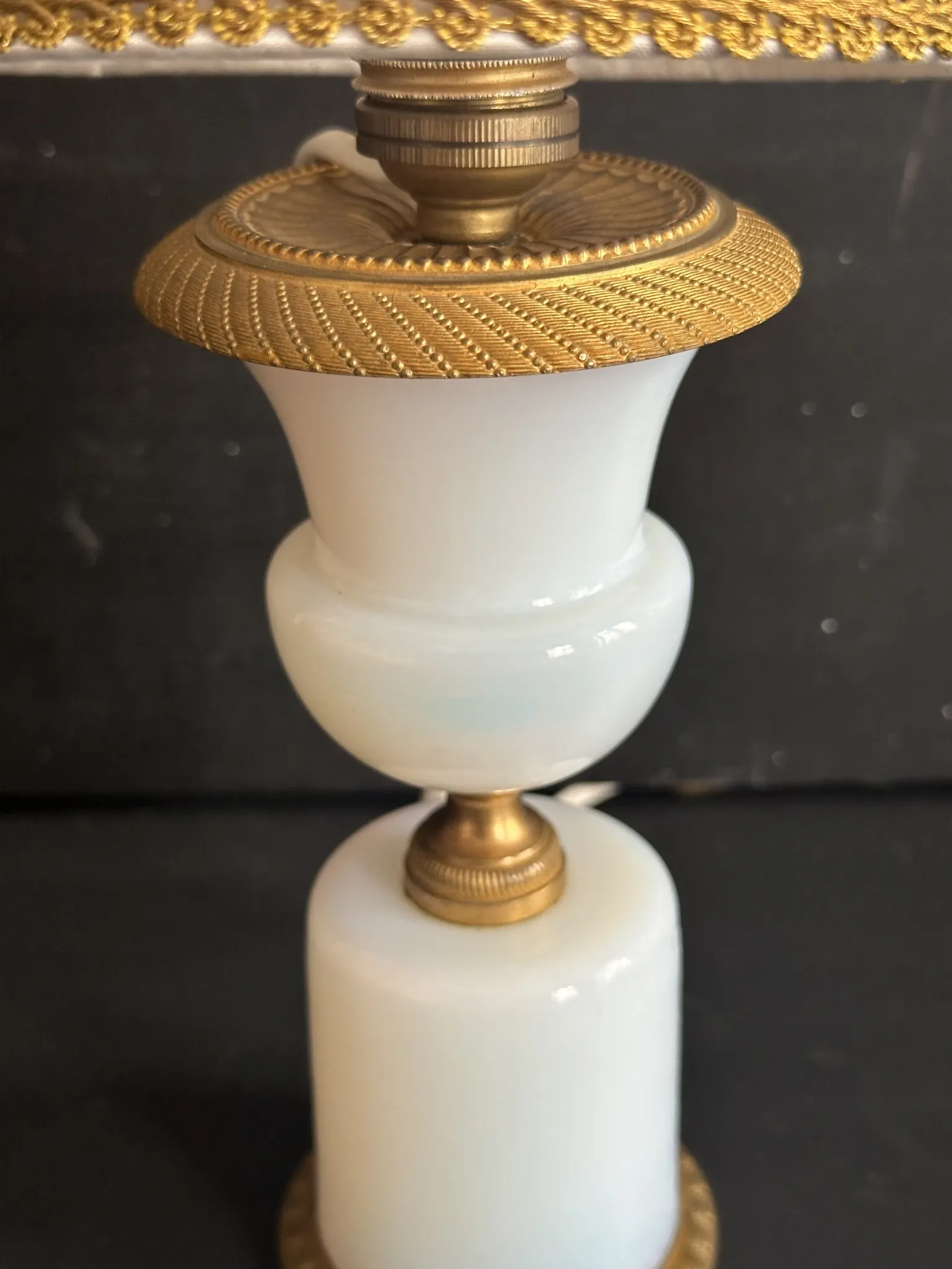 Lampe XIXe en opaline blanche et métal doré
