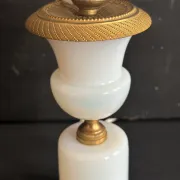 Lampe XIXe en opaline blanche et métal doré