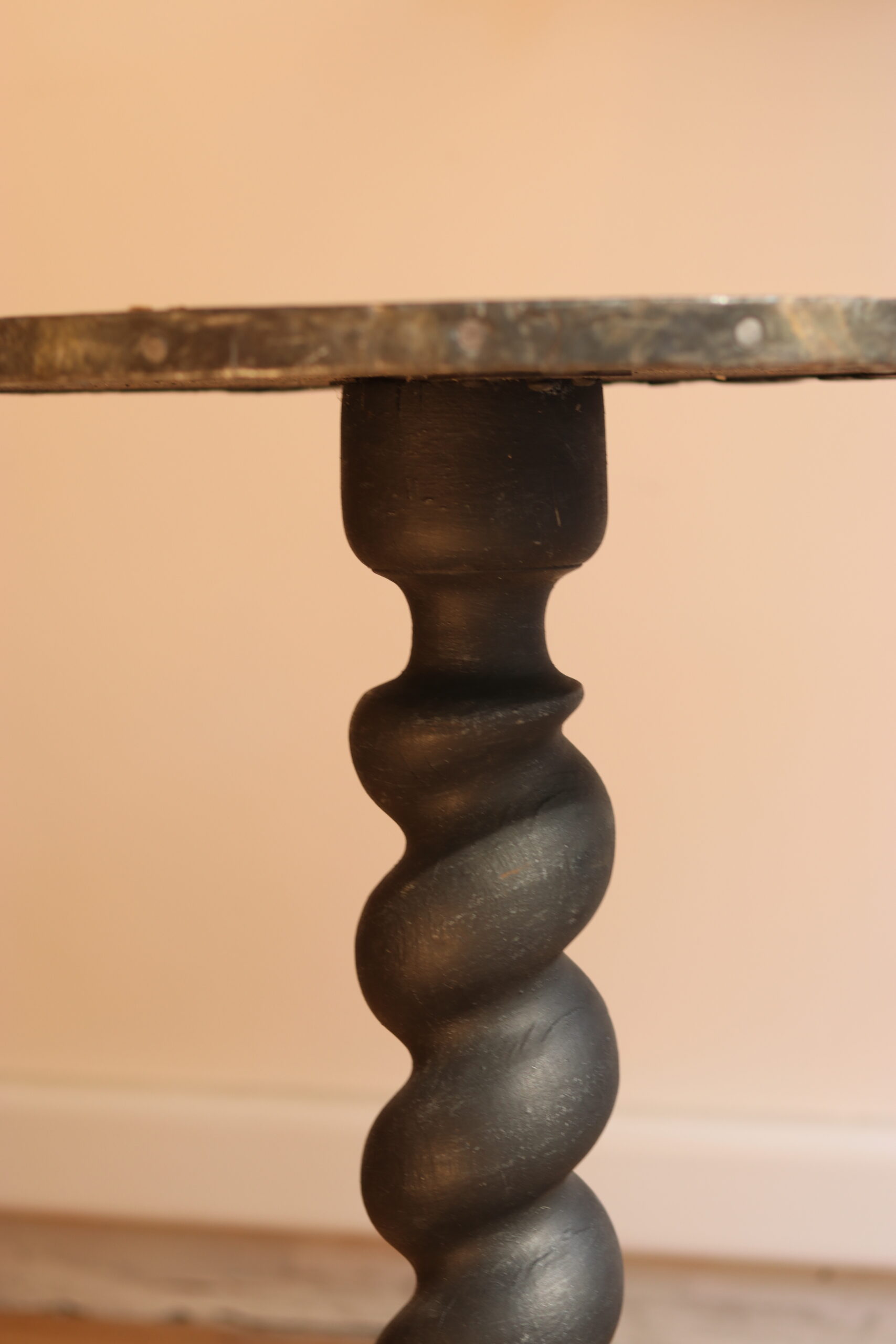 Table d’appoint avec pied torsadé et plateau recouvert d’une feuille de plomb
