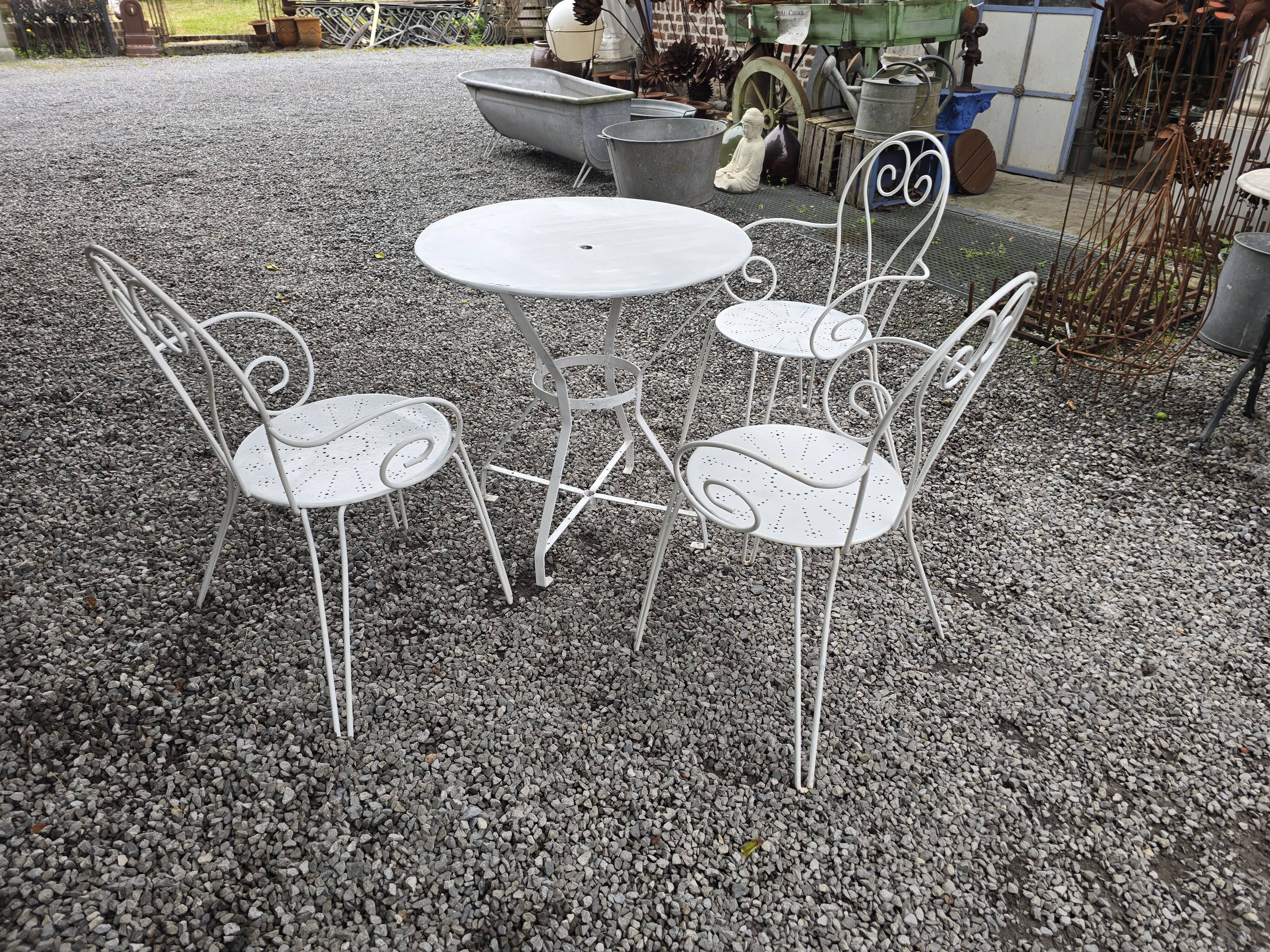 Salon de jardin en fer forgé , 1 table + 3 fauteuils