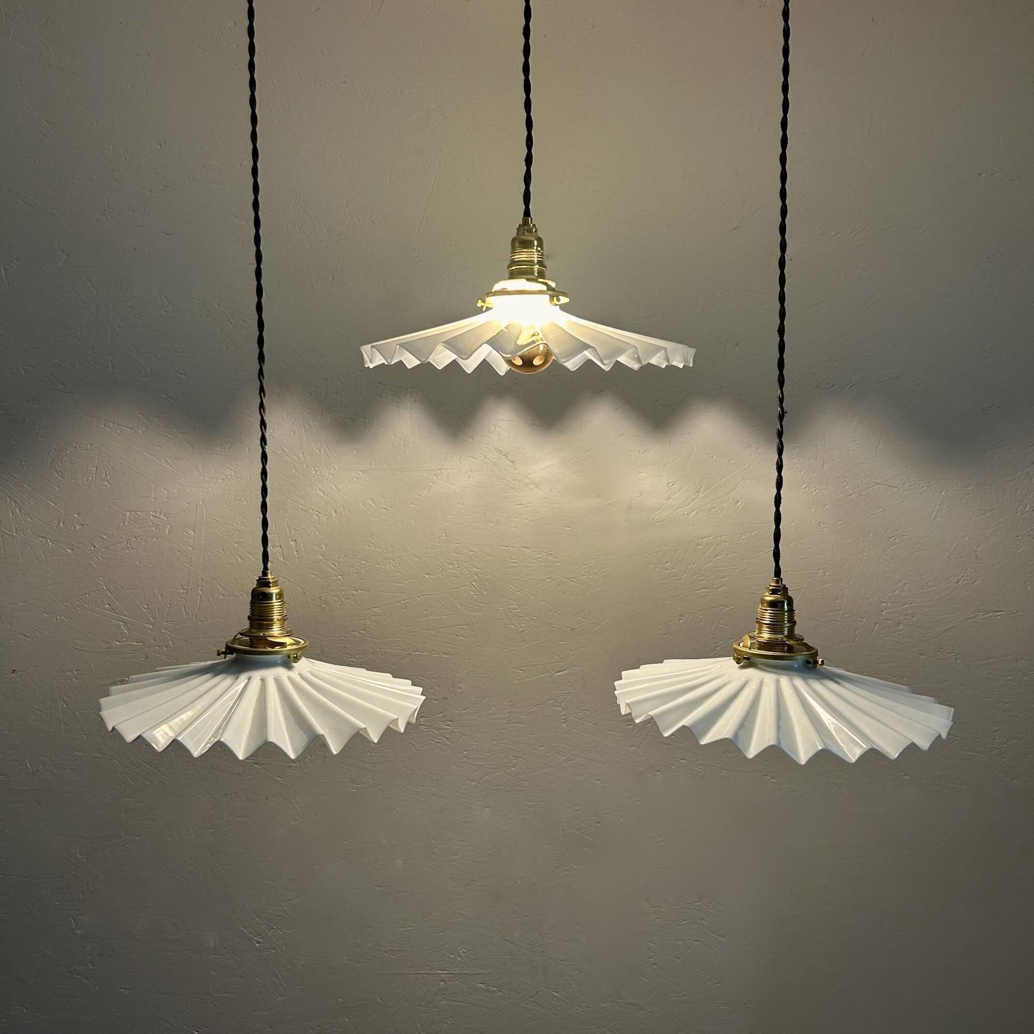 trio de suspensions en opaline crénelée