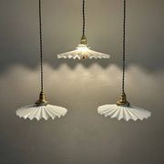 trio de suspensions en opaline crénelée