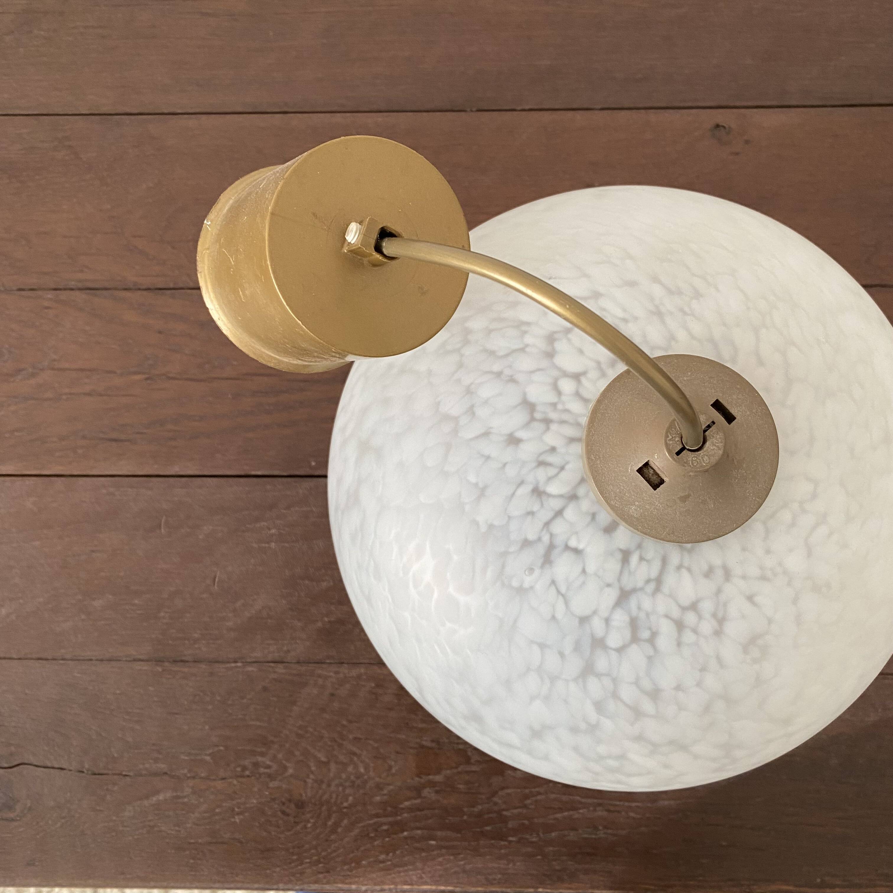 Clichy glass ball suspension