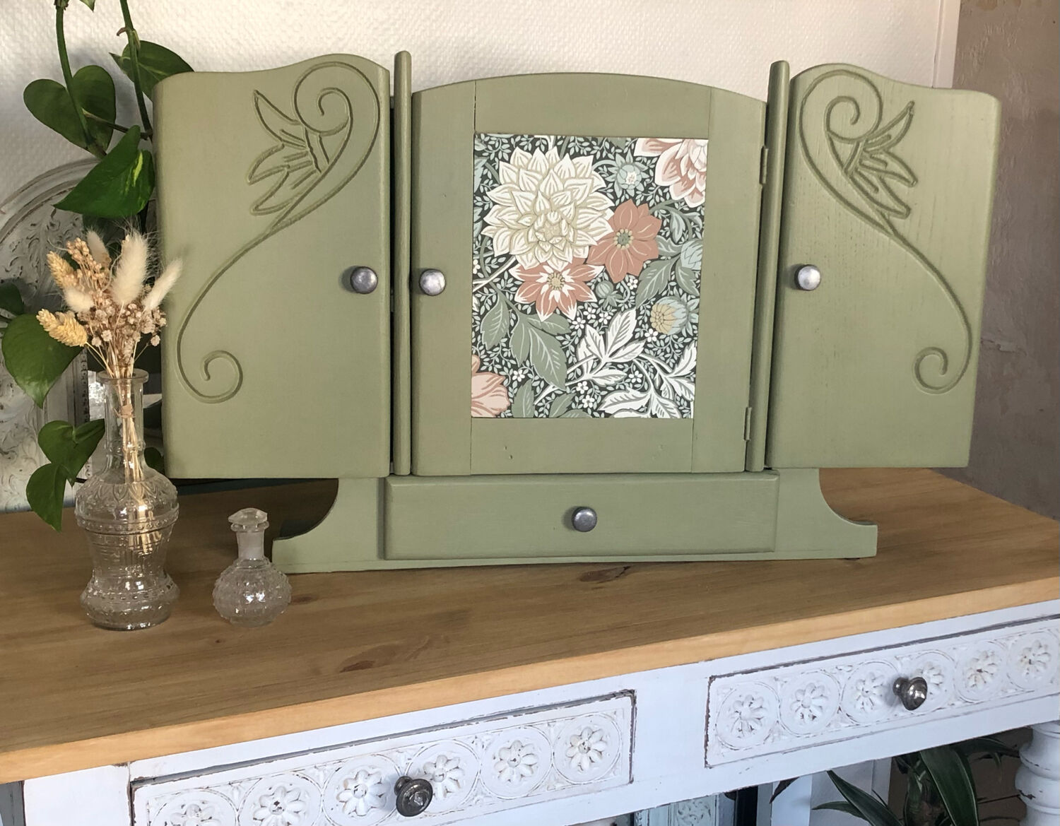 Medicine cabinet / jewelry box