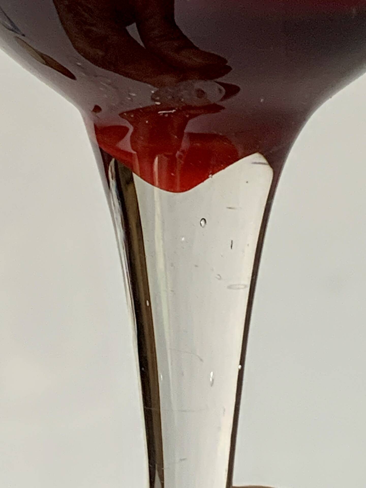 Cinq verres à liqueur colorés sur pied