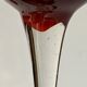 Cinq verres à liqueur colorés sur pied