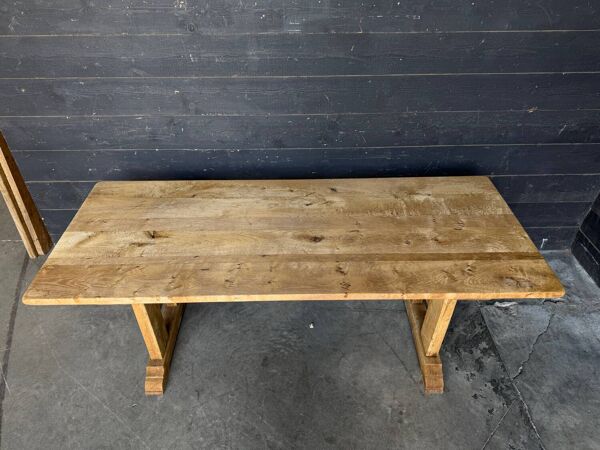 Table de style monastère