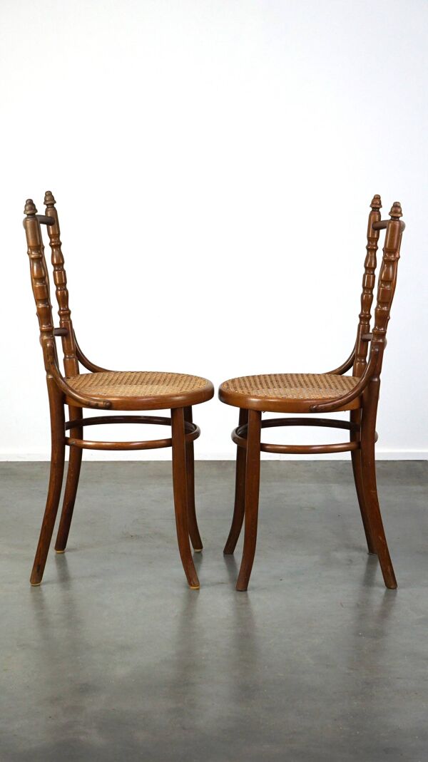 Lot de 4 belles chaises de bistrot au design vintage et atmosphérique