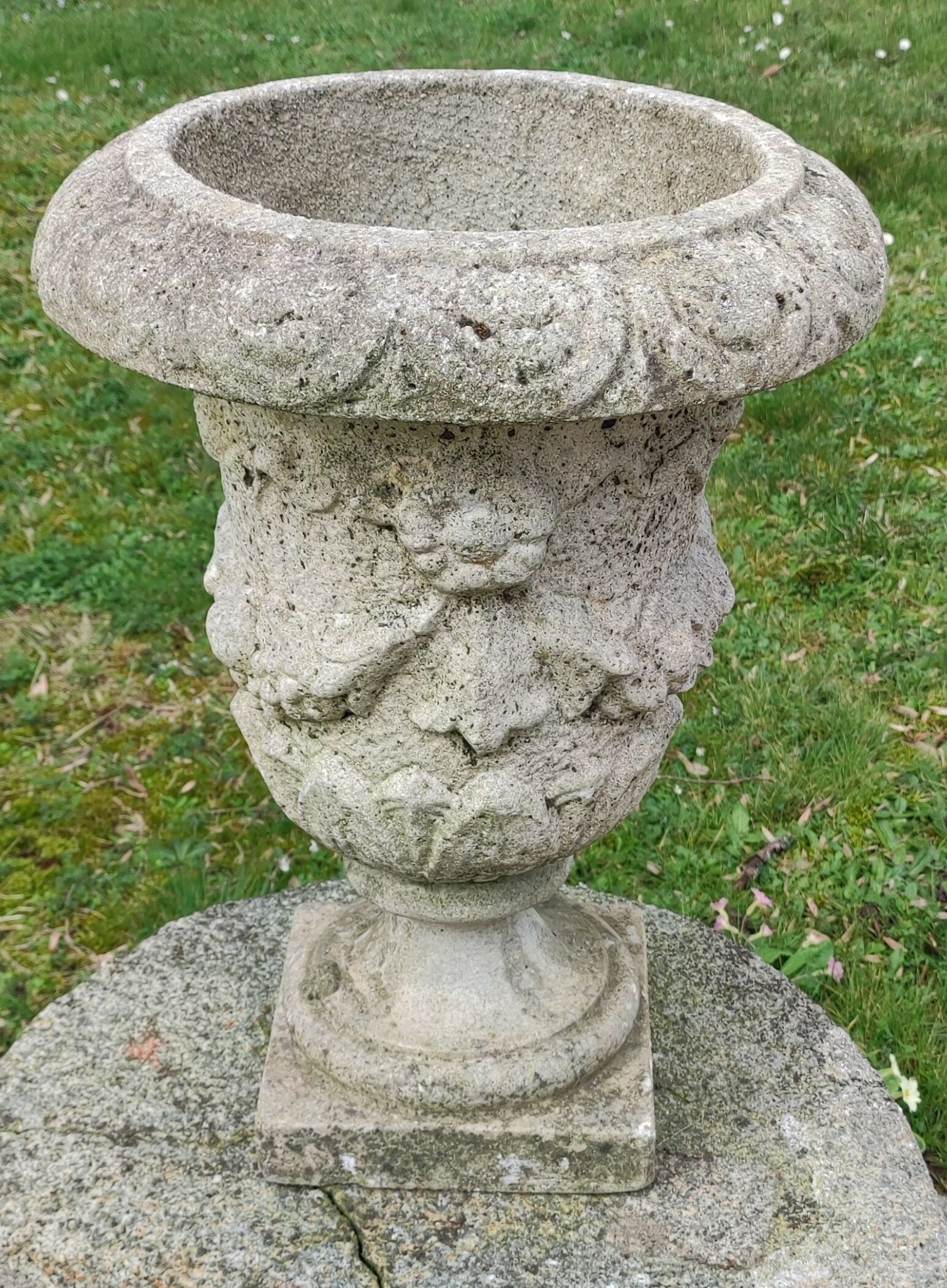 Ancient Medici in reconstituted stone/floral decoration