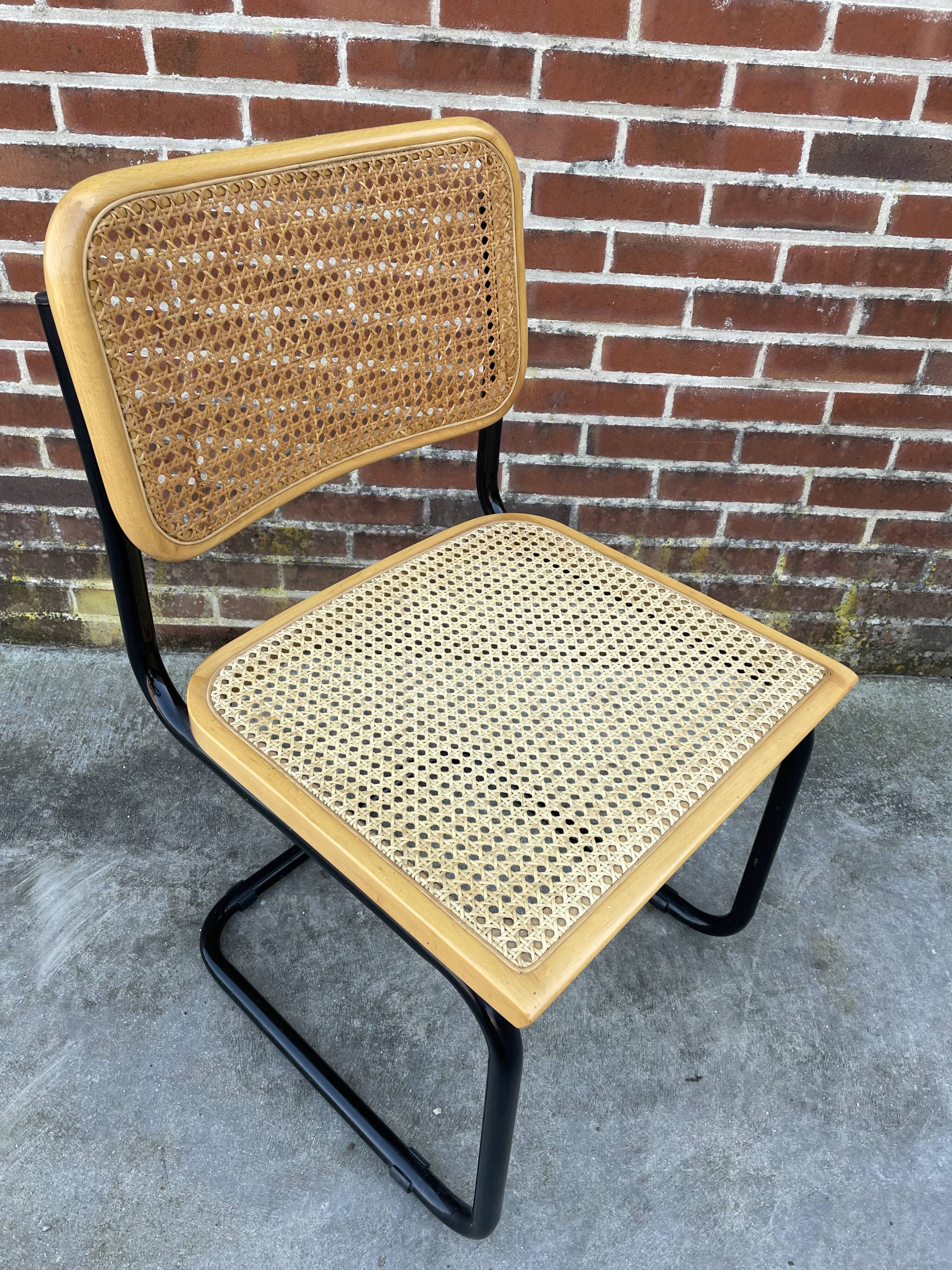 Chaise design Cesca modèle b32 en noir