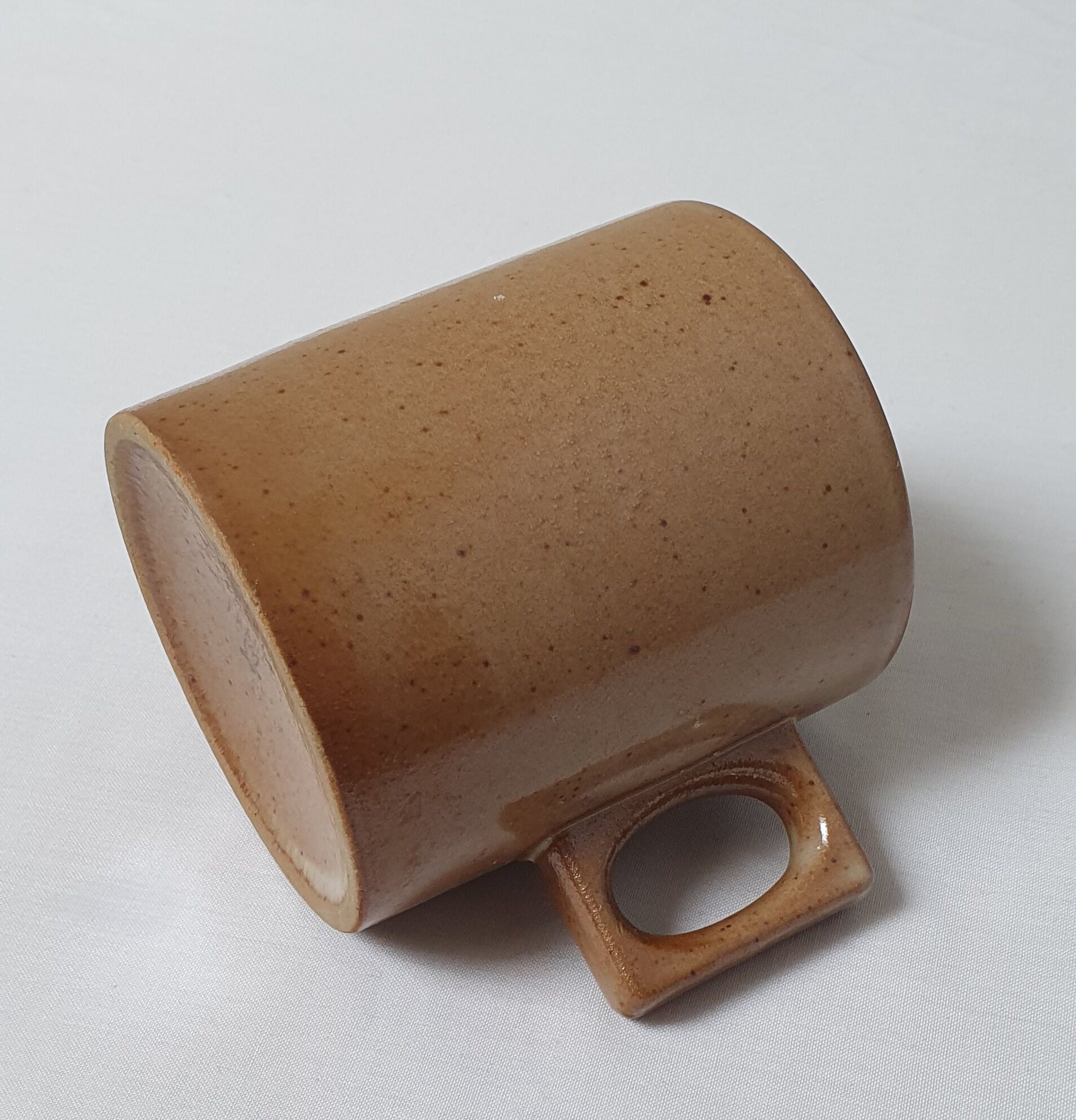 Mugs en grès et un pichet